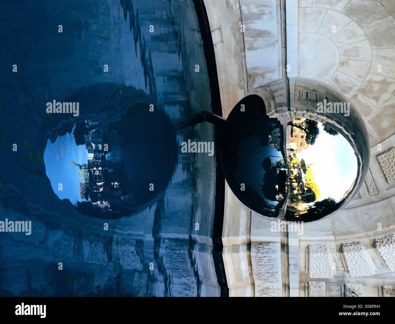 Vista astratta delle due sfere ovale - Immagine stock catturata con smartphone
