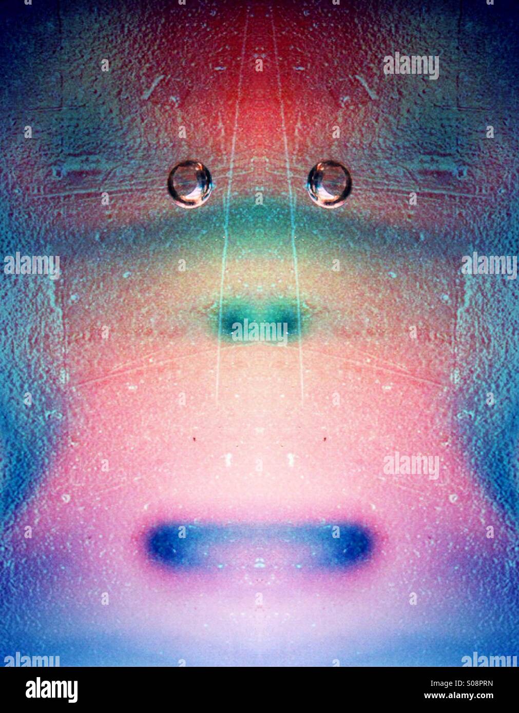 Foto simmetrica di gocce di acqua su vetro - Immagine stock catturata con smartphone