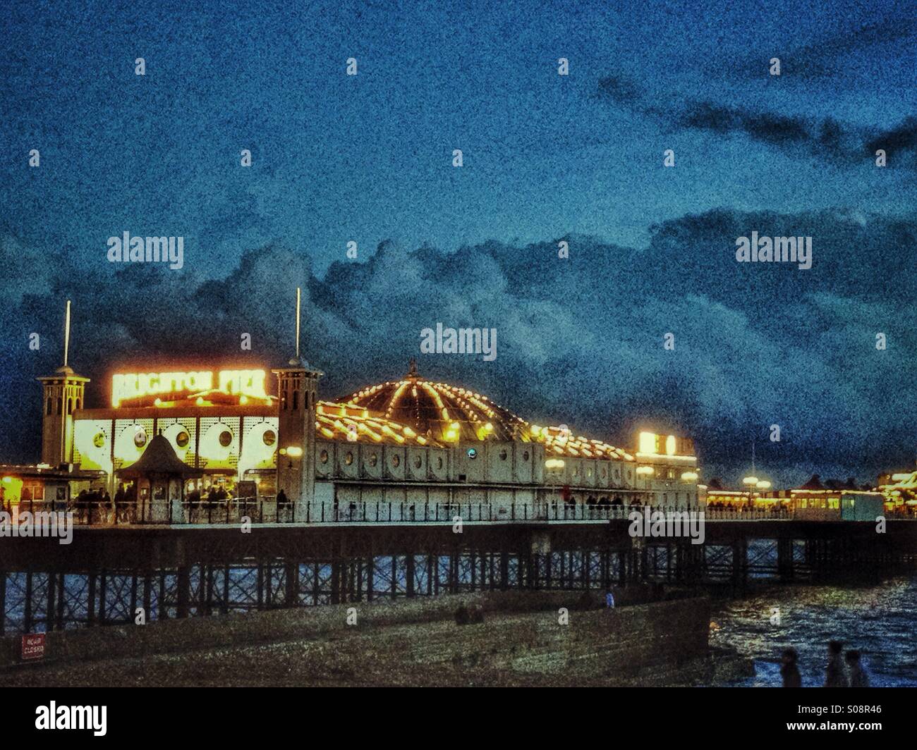 Il Brighton Pier al crepuscolo Foto Stock