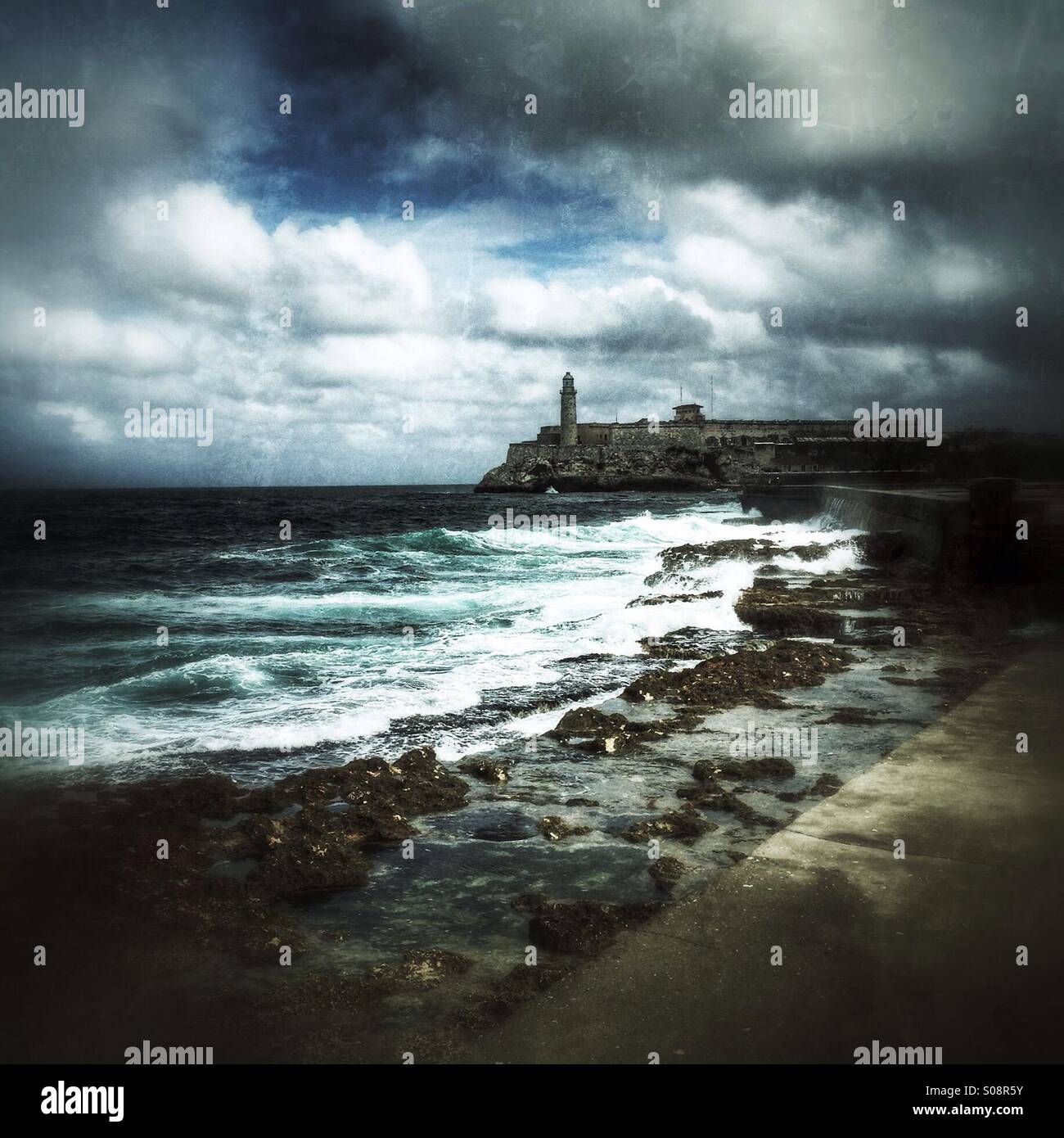 Vista del El Morro faro dal Malecon seawall su un giorno di tempesta. L'Avana Cuba Caraibi Foto Stock