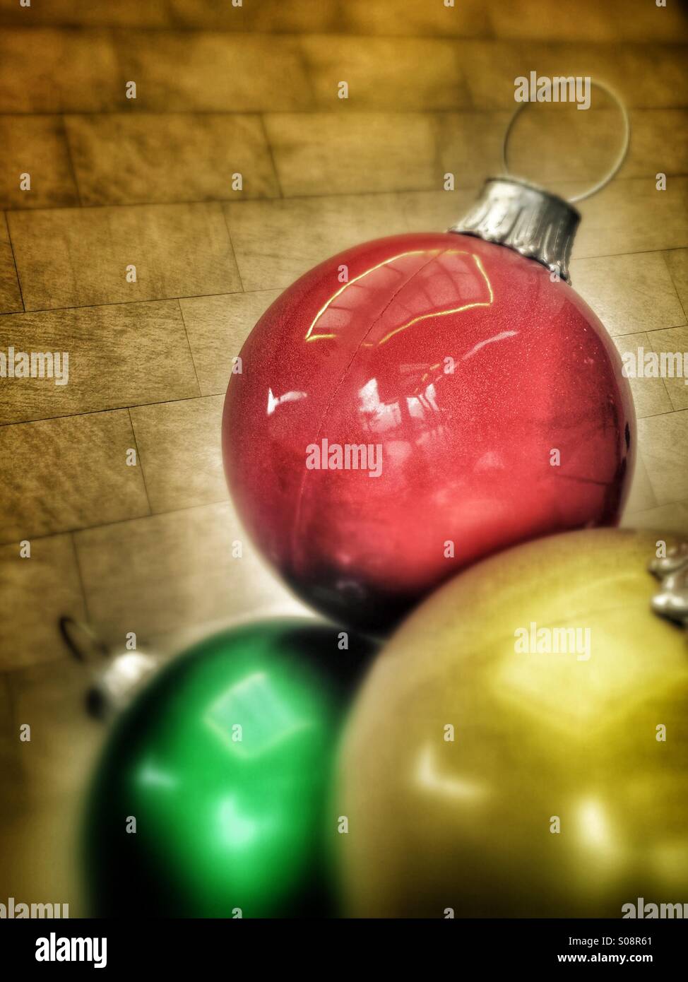 Rosso, verde e oro Natale ornamenti con look grunge Foto Stock