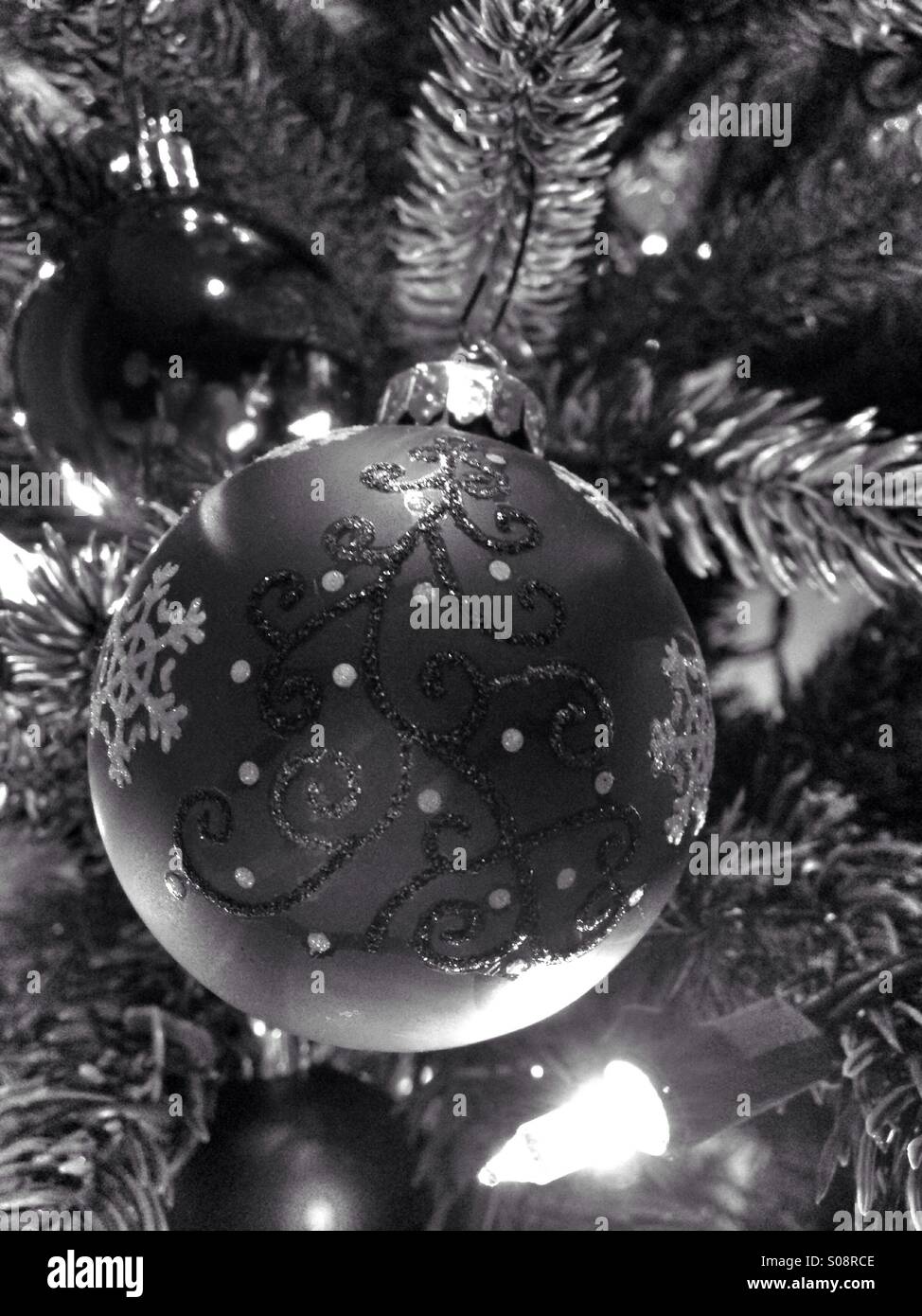 Un ornamento di Natale in bianco e nero. - Immagine stock catturata con smartphone