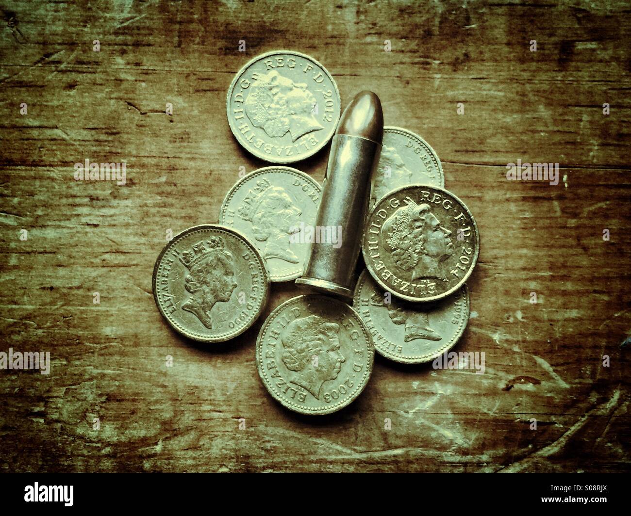 Bullet e sterlina inglese e delle monete in euro - Immagine stock catturata con smartphone