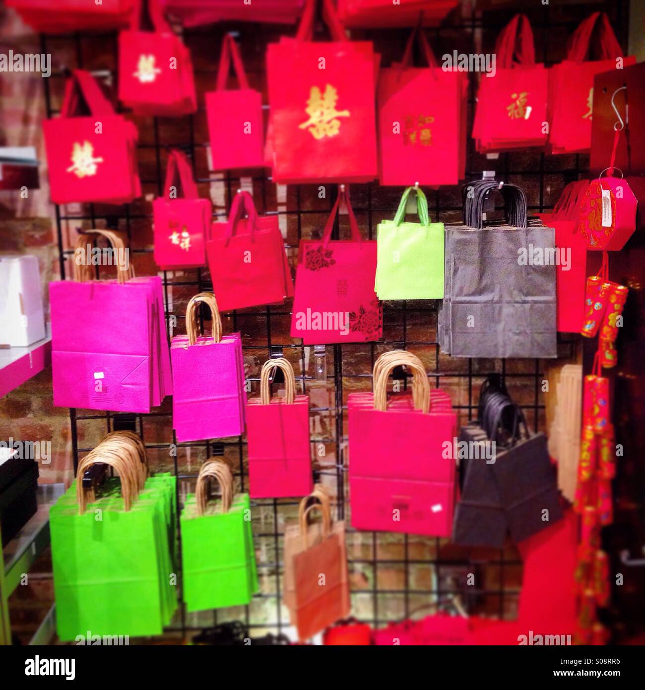 Sacchetti di carta in negozio Foto Stock