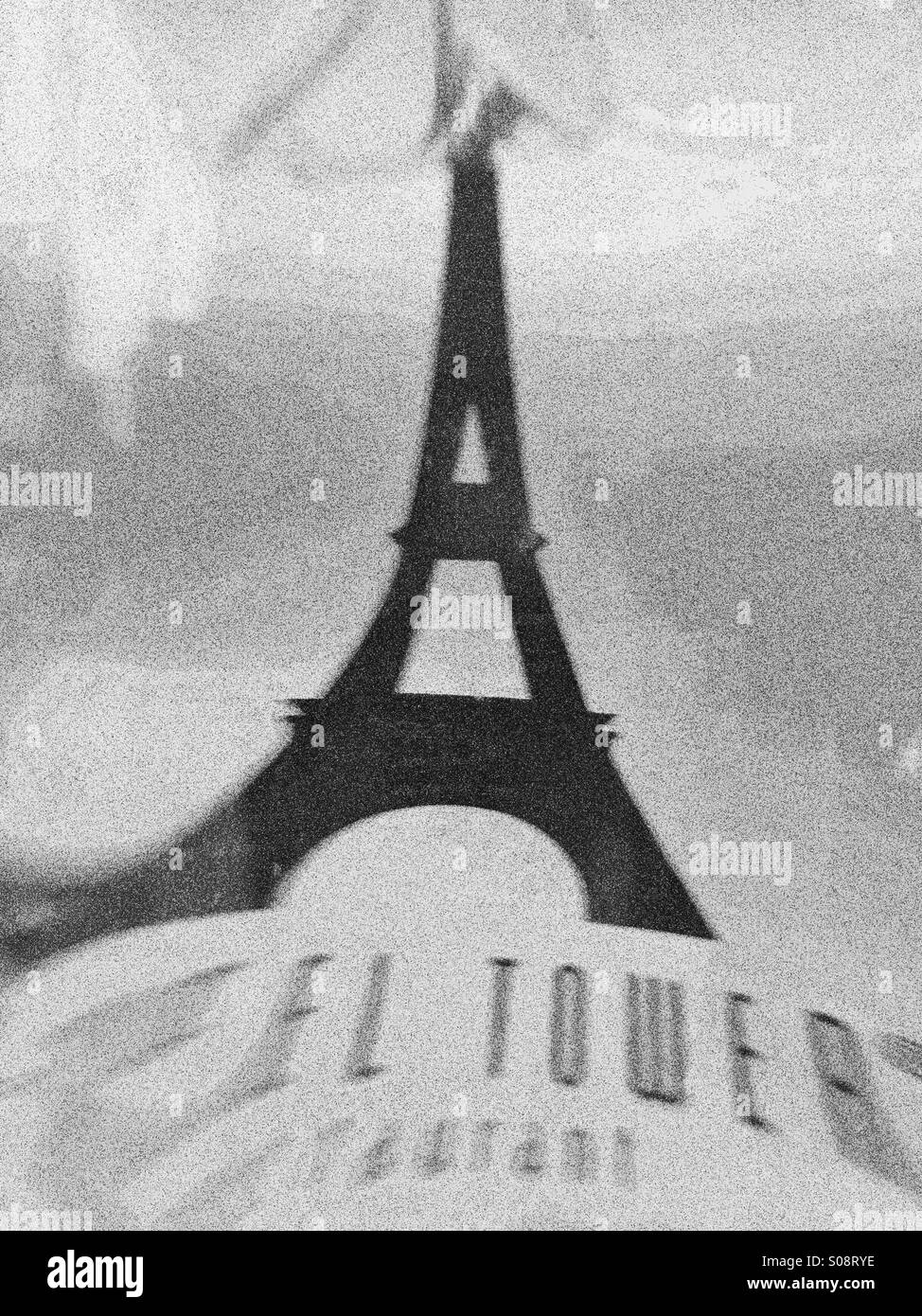 Grungy B&W semi arte astratta della Torre Eiffel Restaurant menu in Las Vegas Nevada in bianco e nero Foto Stock