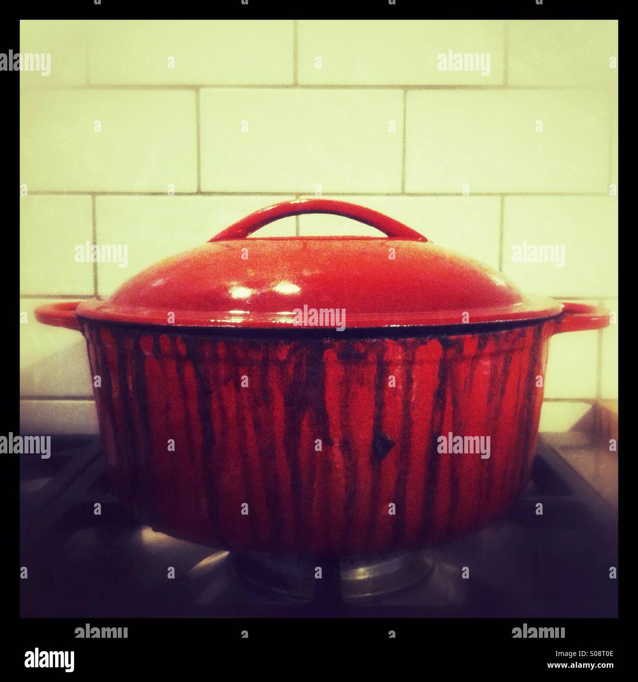 Bollito oltre la coppa in casseruola - Immagine stock catturata con smartphone