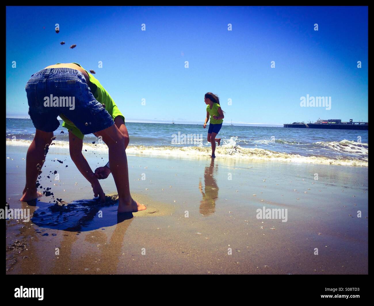 A dieci anni e sei anni di fratello e sorella gioca a Seabright State Beach. Santa Cruz, in California, Stati Uniti d'America Foto Stock