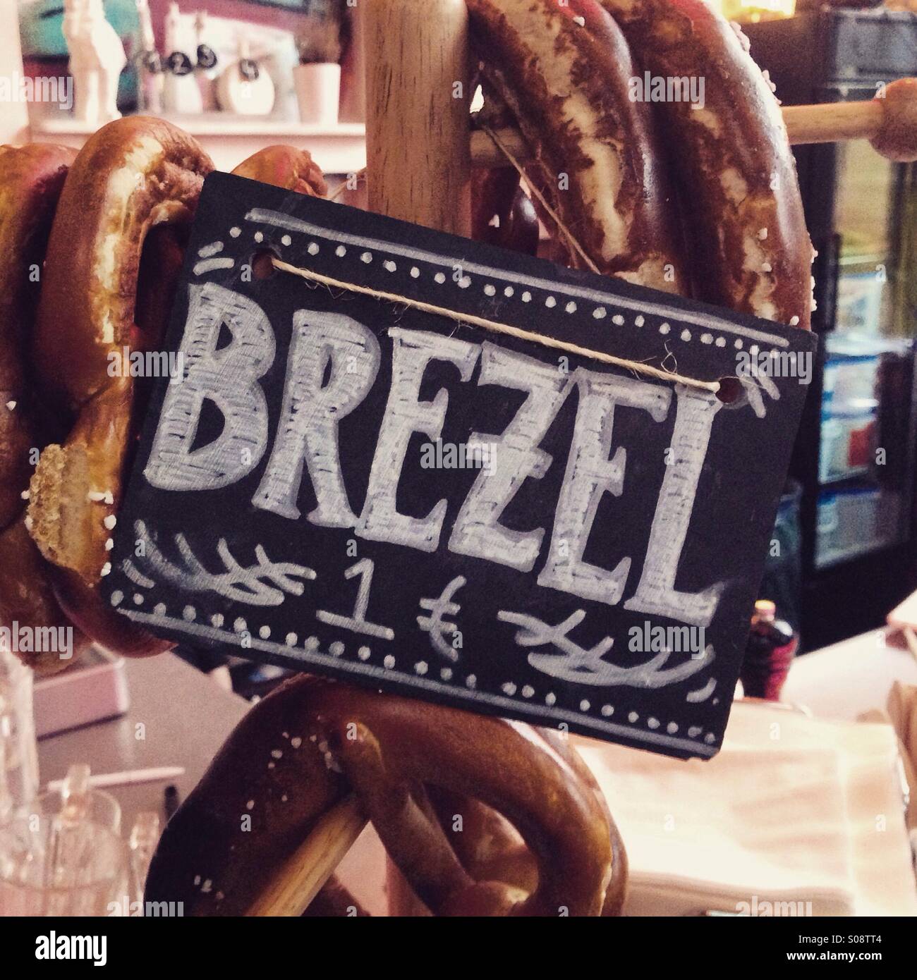 Segno pubblicità pretzel a tedesco mercato vacanze a Berlino, Germania. Foto Stock