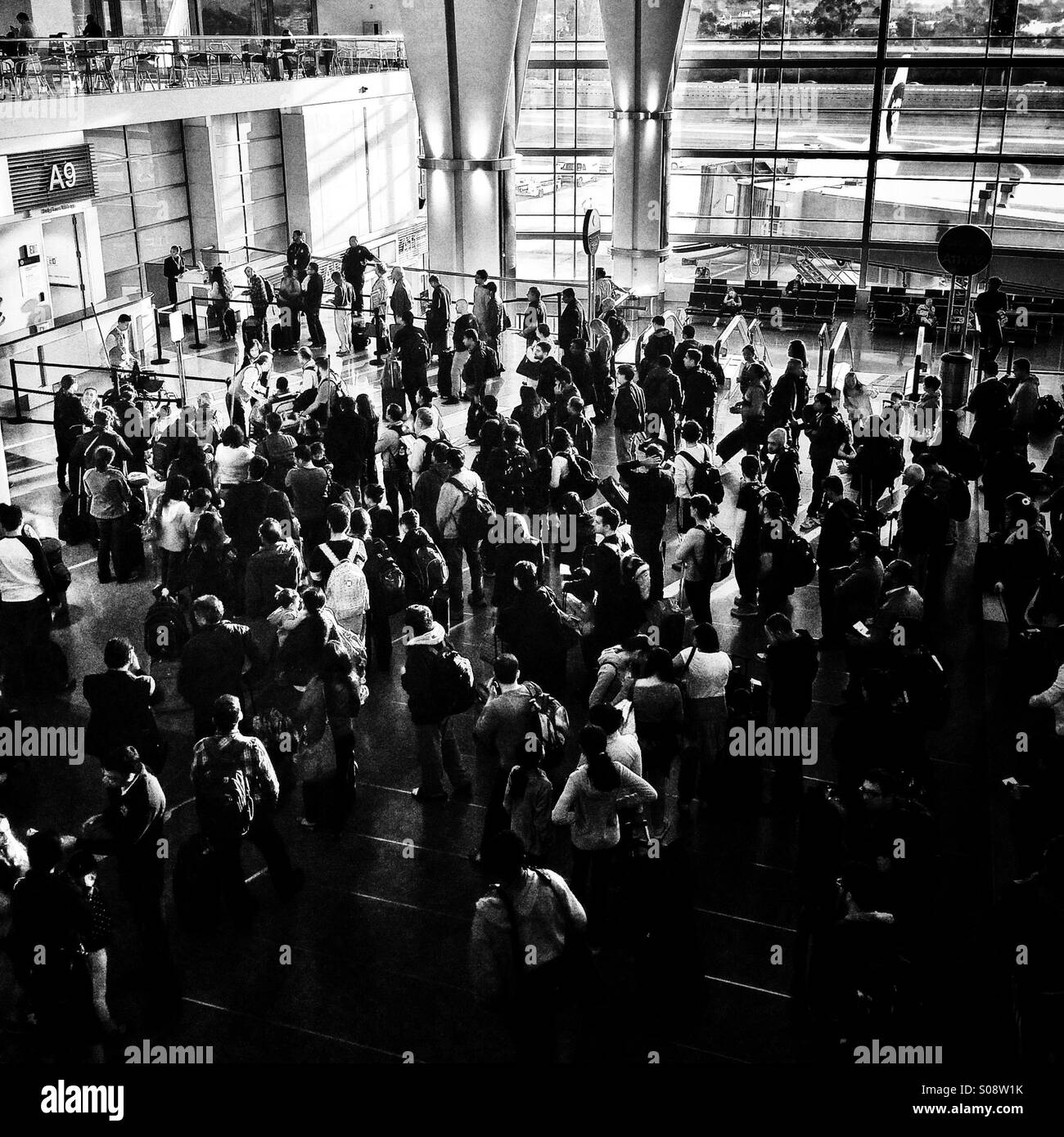 I passeggeri in attesa di salire a bordo di un aereo al gate A9 Aeroporto Internazionale di San Francisco, California, Stati Uniti d'America - Immagine stock catturata con smartphone