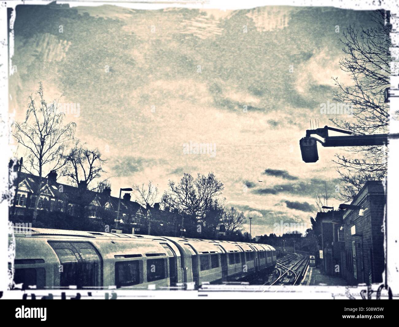 Il tubo con il treno alla stazione di Ealing Common la stazione della metropolitana di Londra, Regno Unito Foto Stock