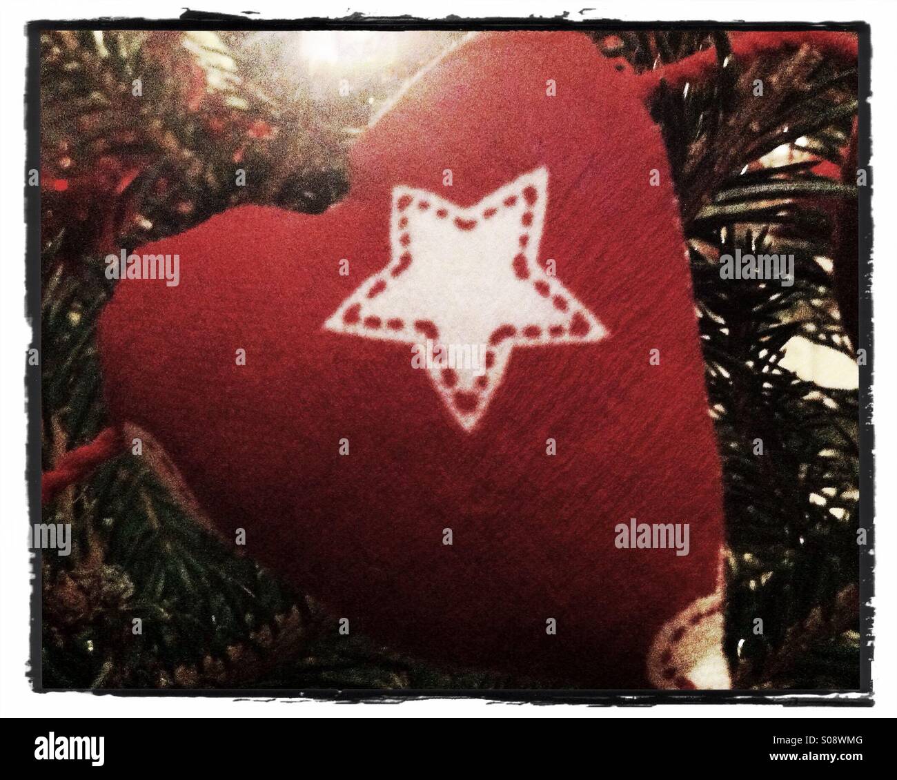 Un cuore e una stella di decorazione su albero di Natale Foto Stock