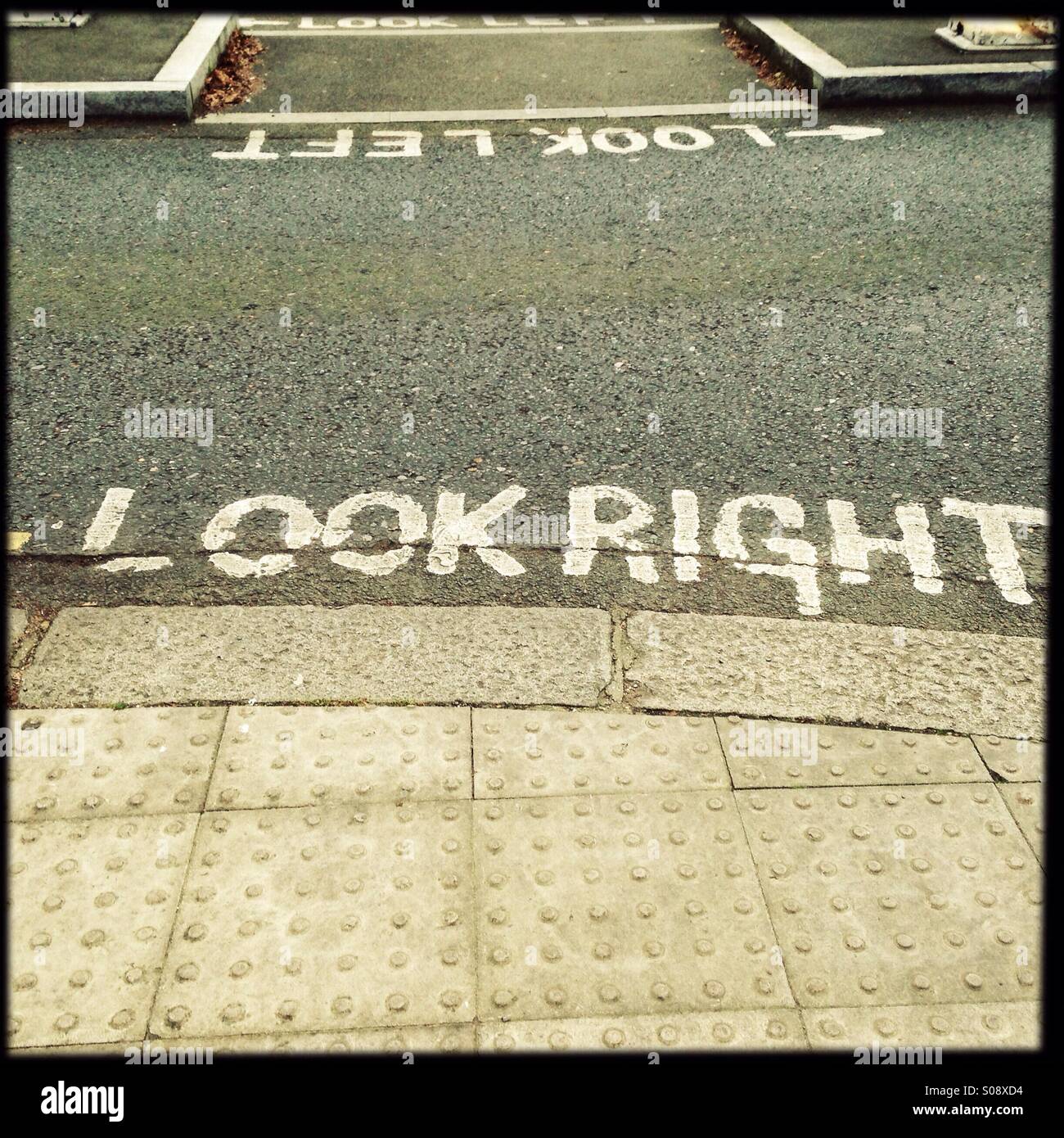 Guardare a sinistra e guardare a destra - dipinti i segni nella superficie stradale Foto Stock