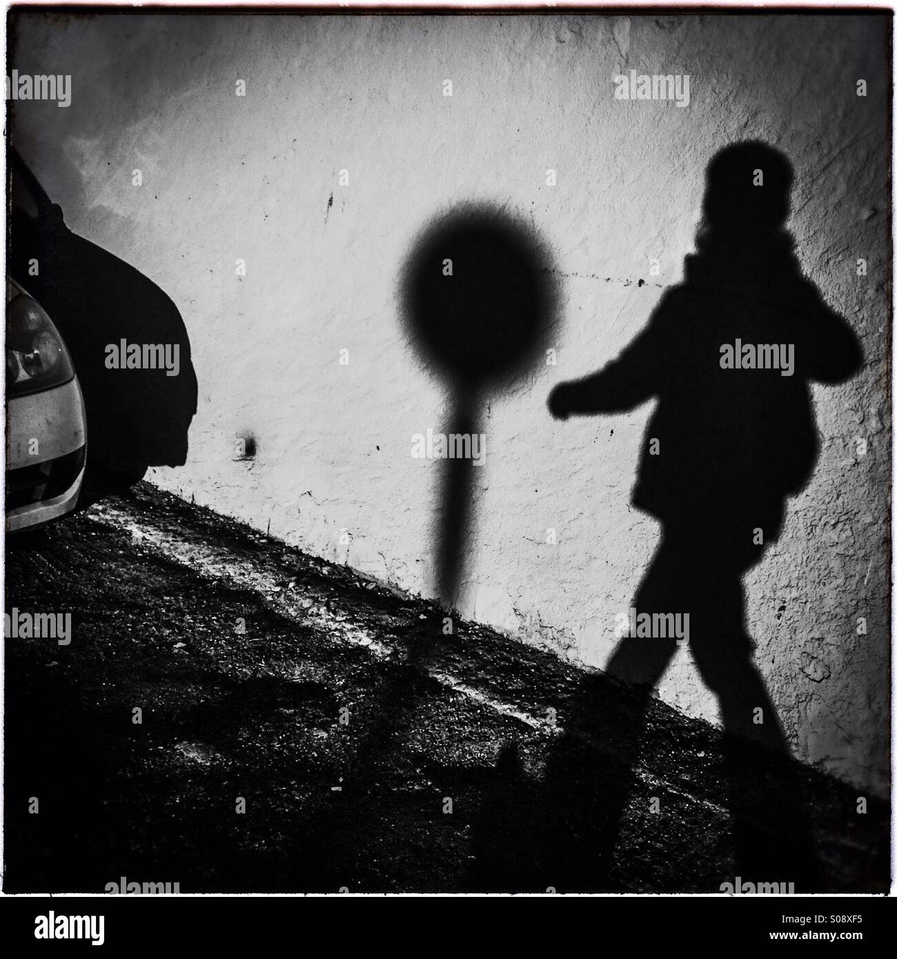 Anonimo chi cammina sulla strada Foto Stock