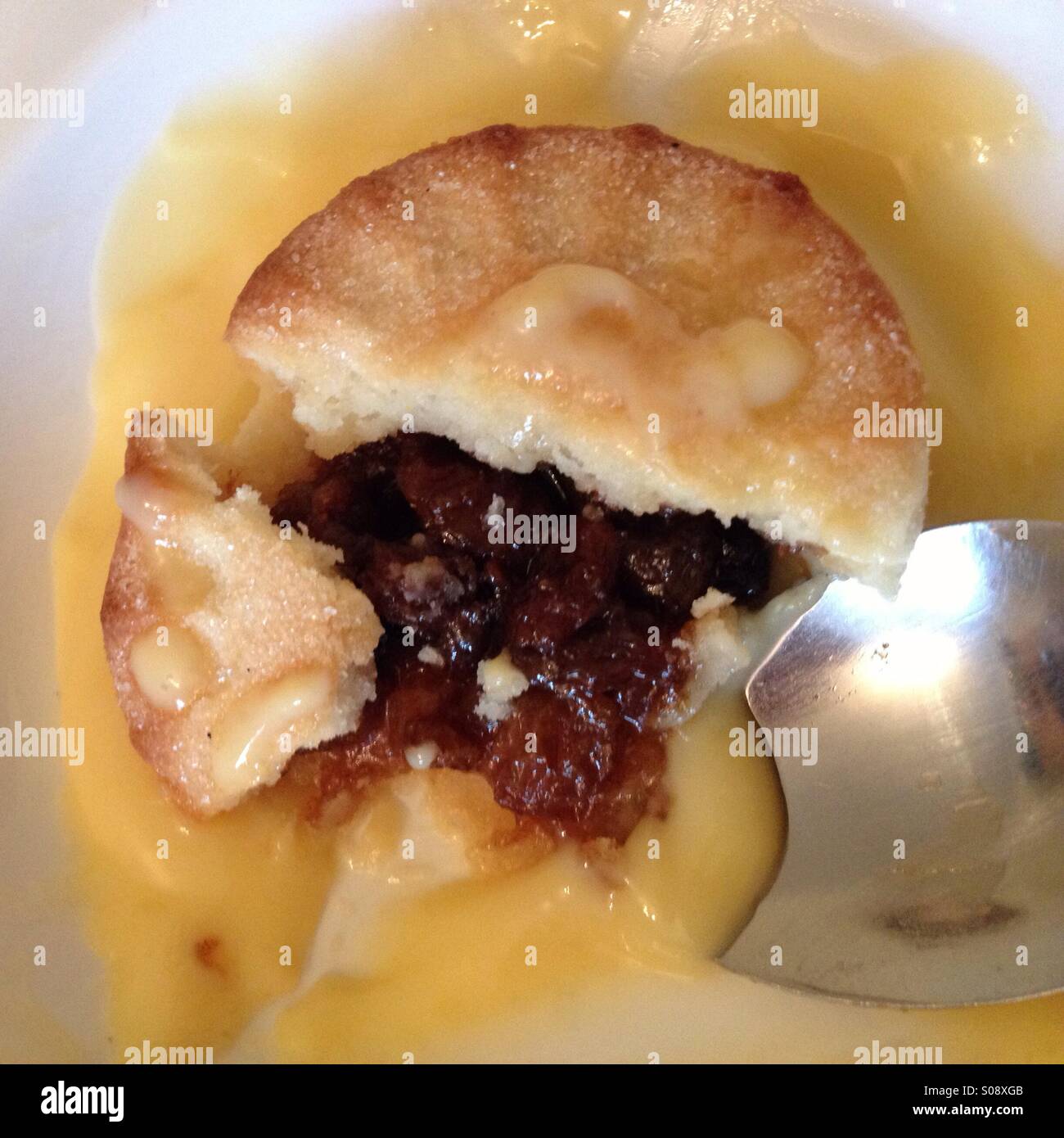 Tritare la torta e crema pasticcera - Immagine stock catturata con smartphone