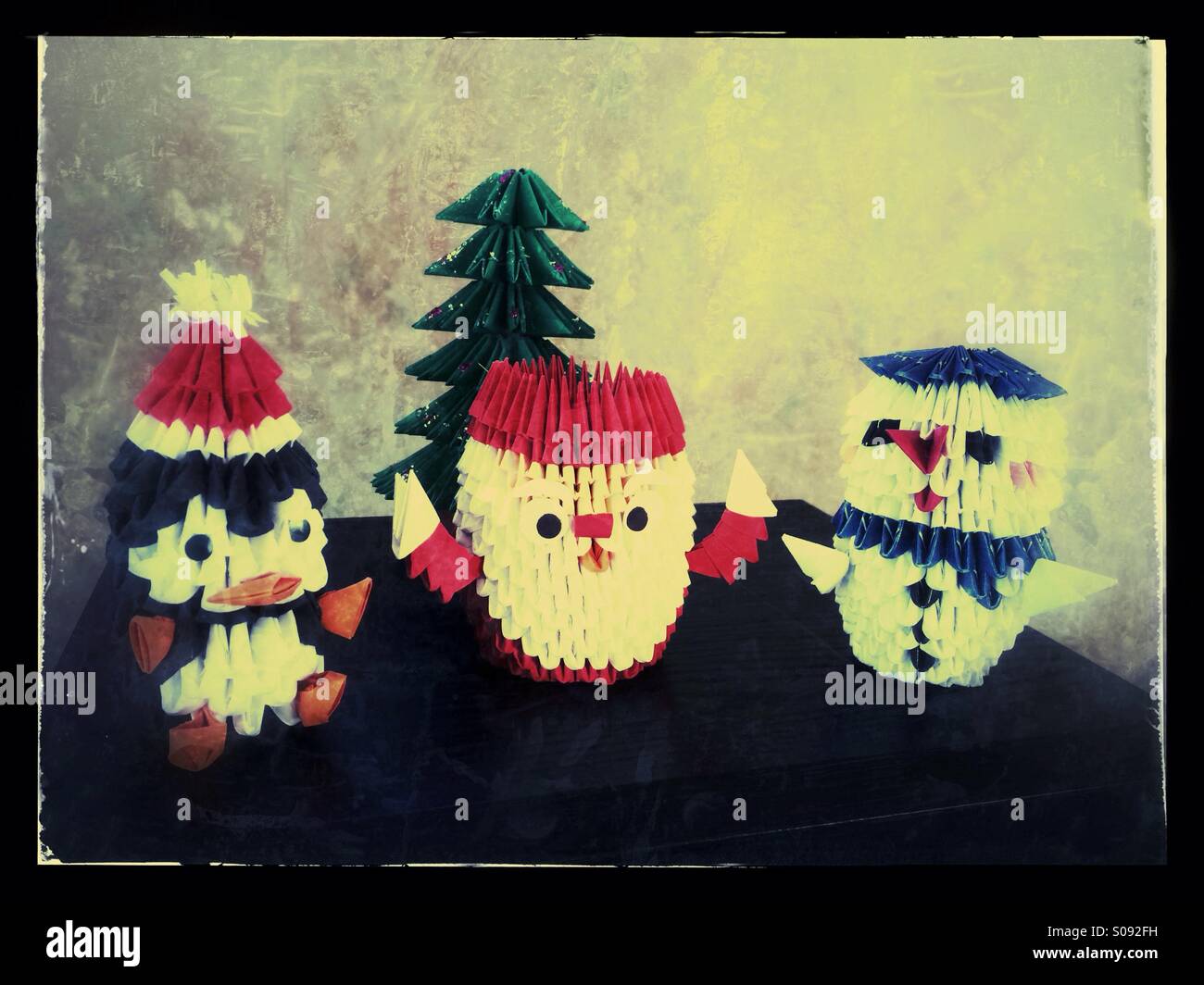 Origami pupazzo di neve. Babbo Natale. Pinguino festosa e albero di Natale Foto Stock