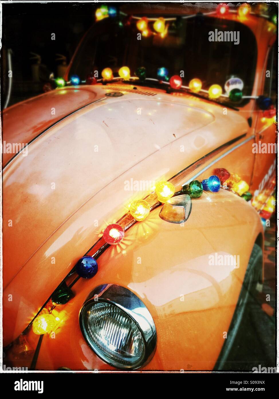 Orange VW Beatle decorato con luci Foto Stock