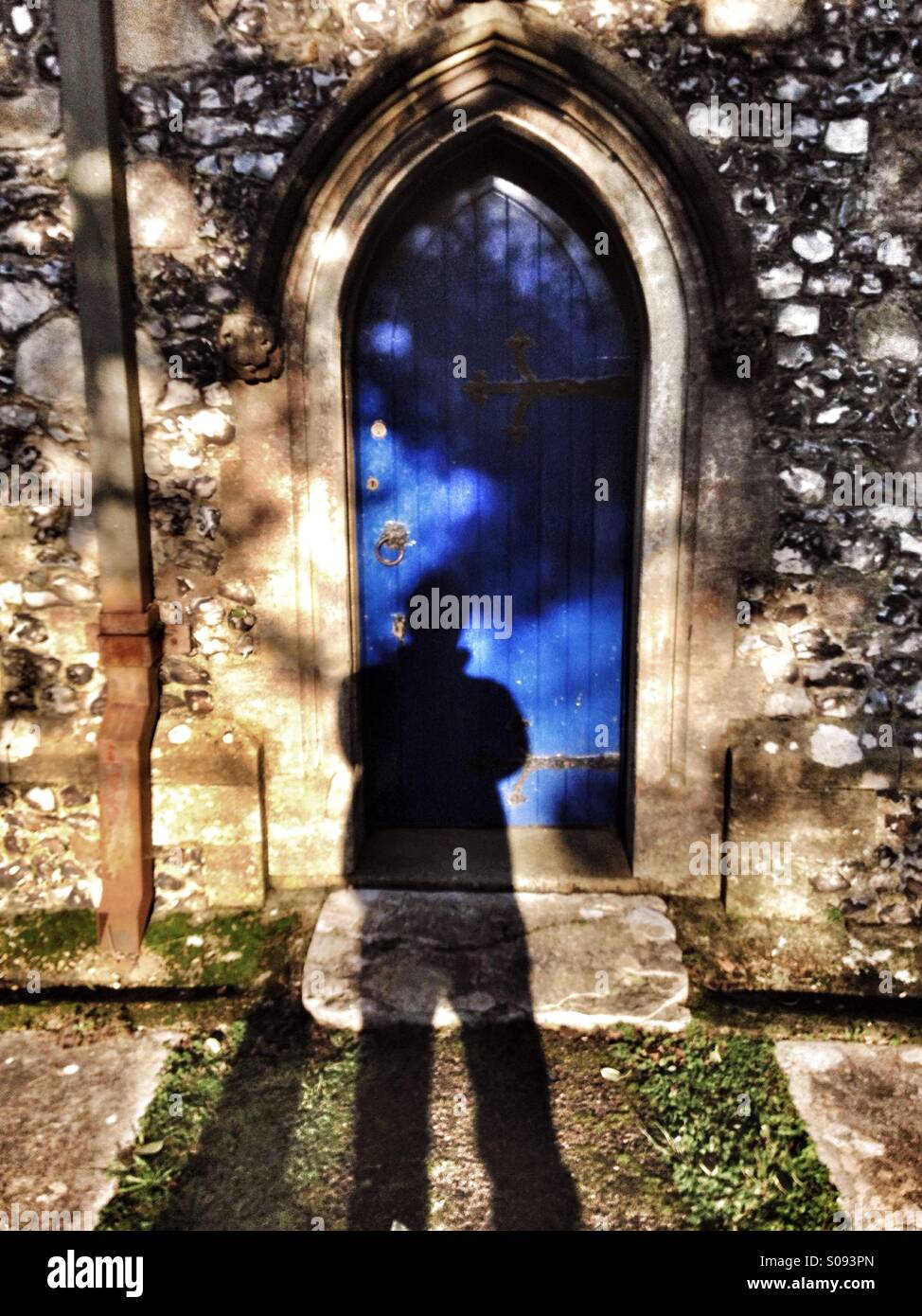 Ombra di uomo sulla vecchia porta della chiesa Foto Stock