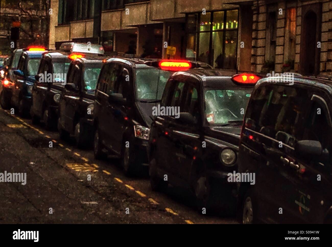 Una fila di taxi di Londra. Foto Stock