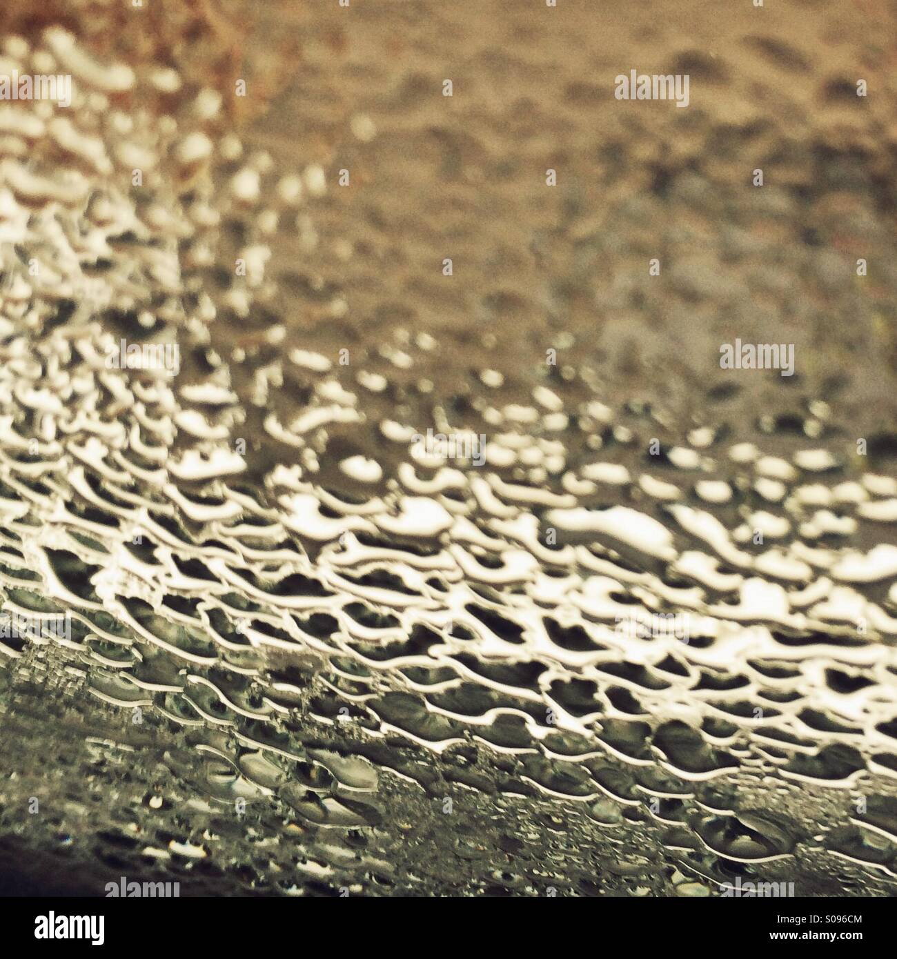 La formazione di condensa su una finestra di vetro - Immagine stock catturata con smartphone