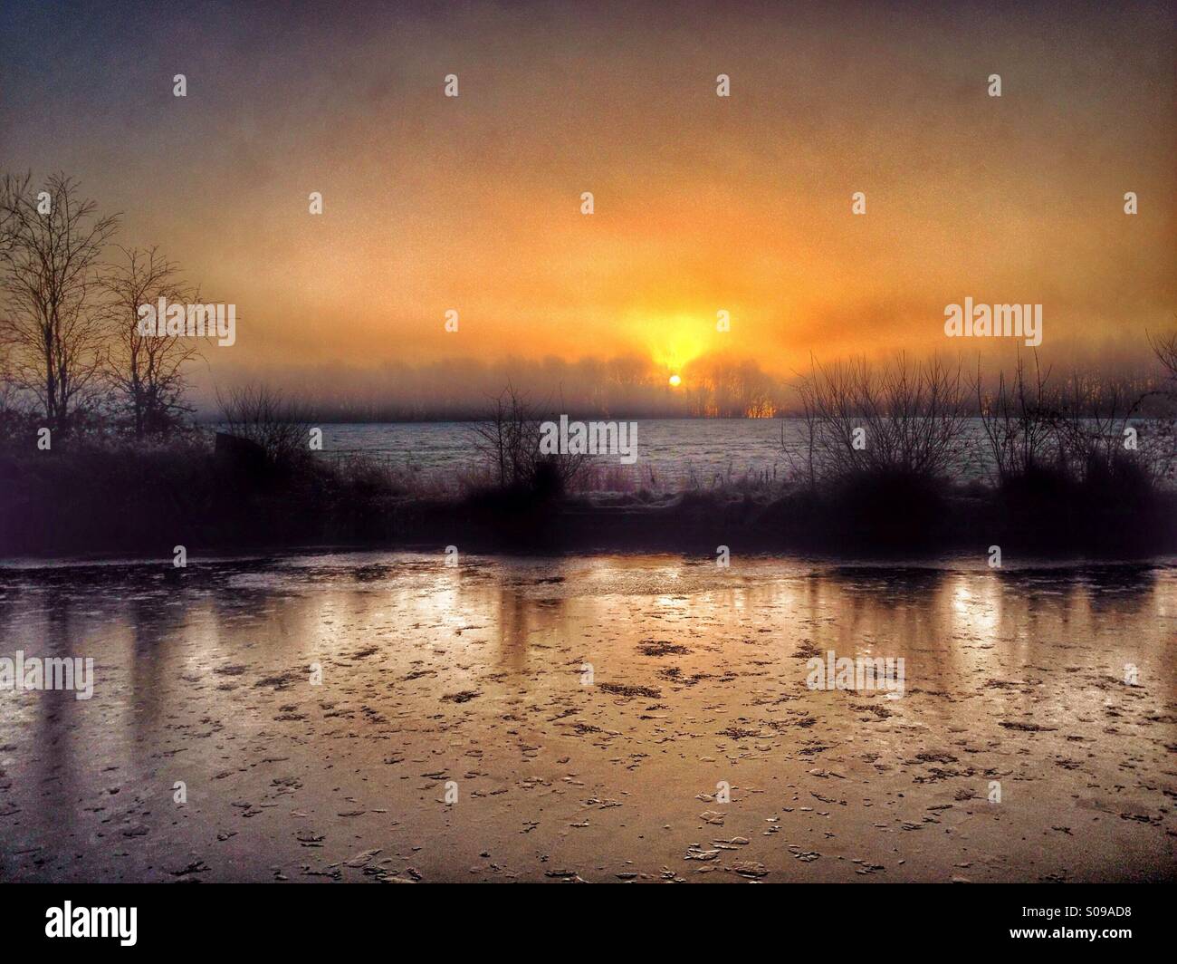 Sunrise over congelati Leeds e Liverpool canal vicino a Wigan Foto Stock