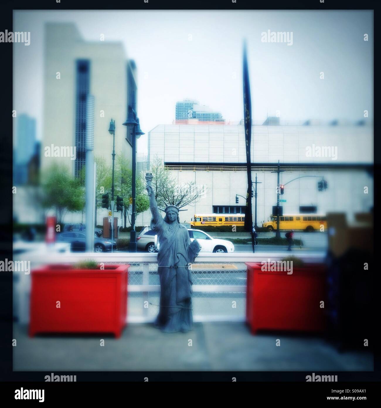La replica della statua della libertà all'ingresso del west midtown ferry terminal al Molo 78 -la West Side Highway e 39th street Foto Stock