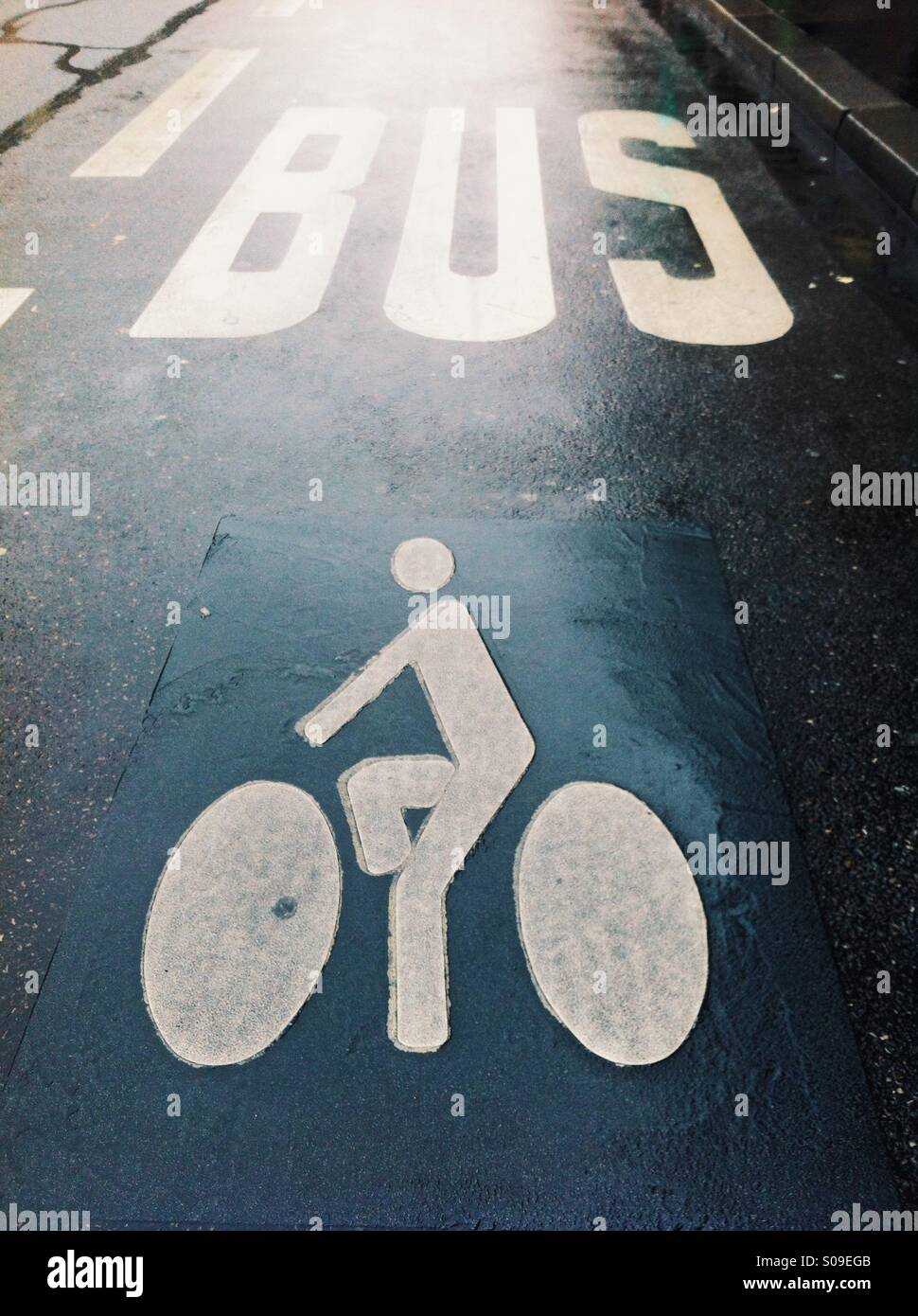 Questa è un immagine della bicicletta e il bus corsie preferenziali a Parigi. Foto Stock