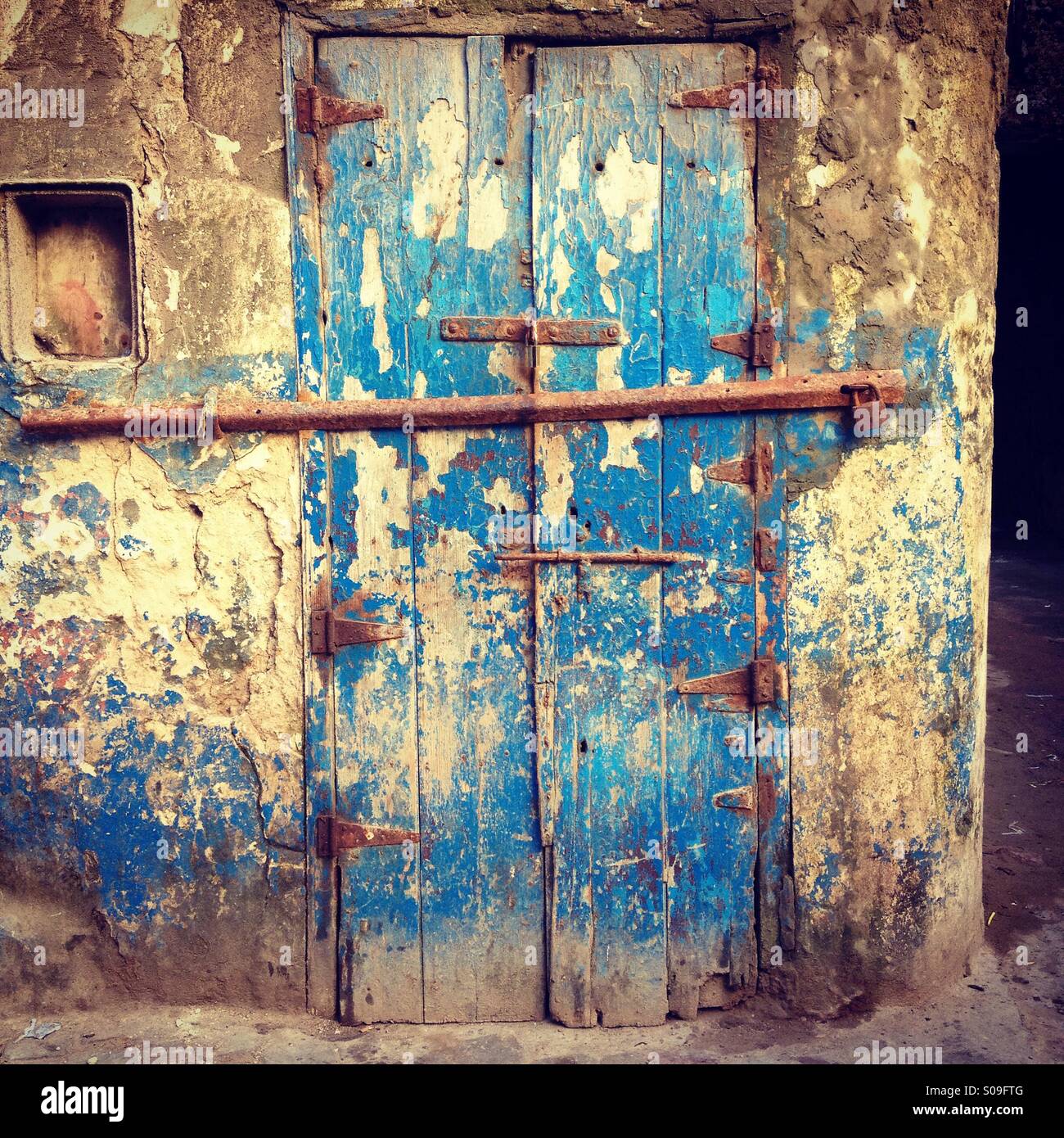 Vecchio Blu porta e parete, nel patrimonio mondiale dell UNESCO città di Essaouira, Marocco. Foto Stock