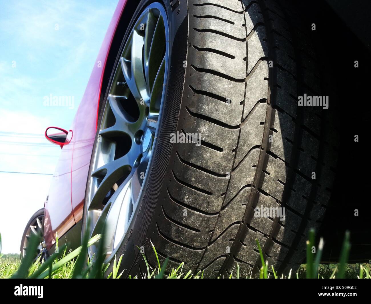 Il pneumatico posteriore vista del 2015 Dodge Challenger SRT 392. Foto Stock