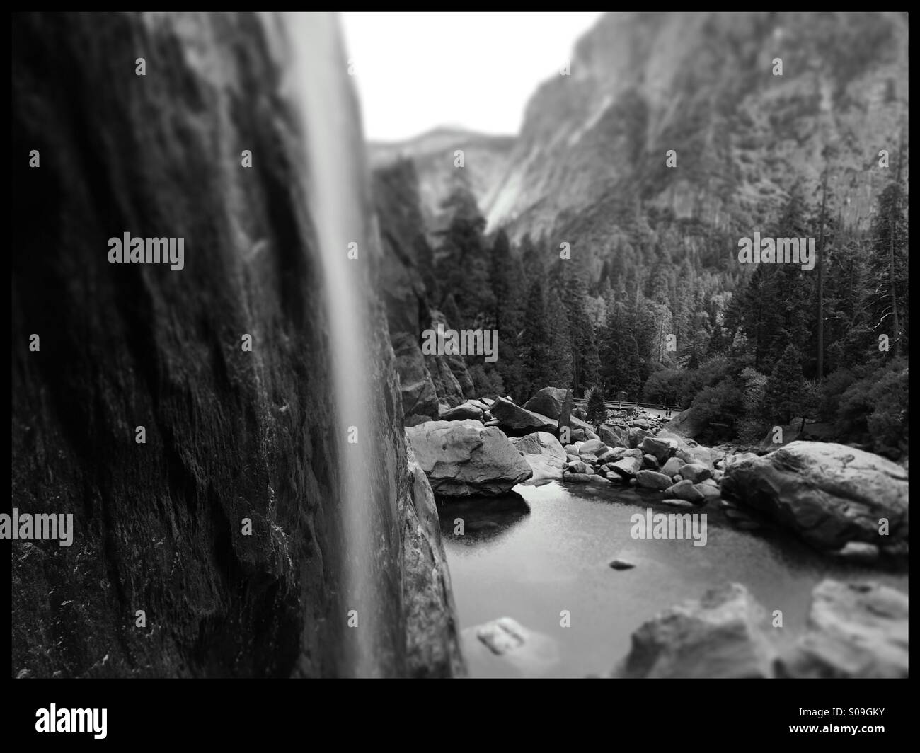 Vista di Yosemite Creek e la base inferiore di Yosemite Falls con un basso flusso di acqua durante la caduta. Il parco nazionale di Yosemite Valley, il Parco Nazionale di Yosemite, Mariposa County, California, Stati Uniti d'America Foto Stock