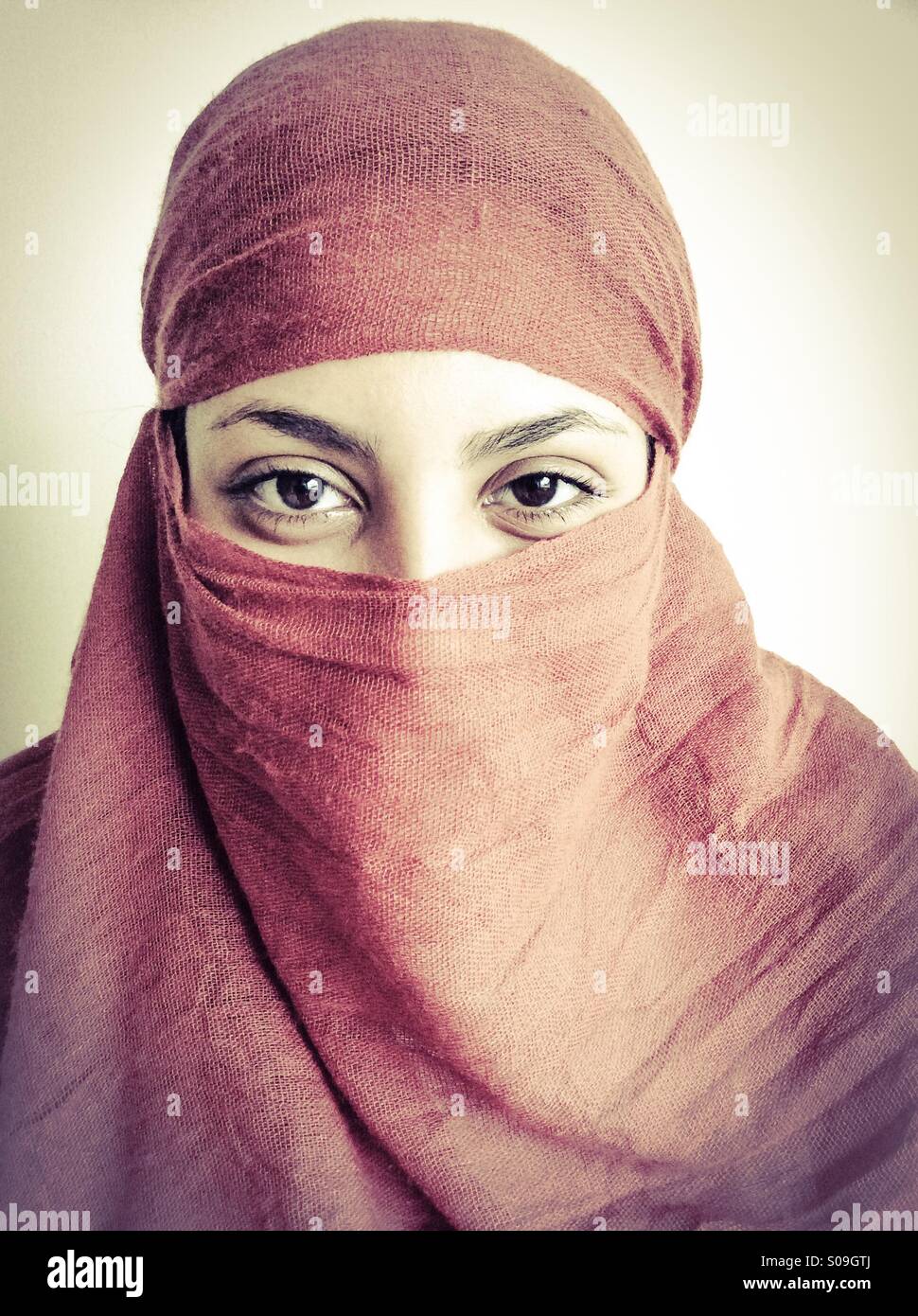 Arab ragazza sorridente con i suoi occhi. Foto Stock