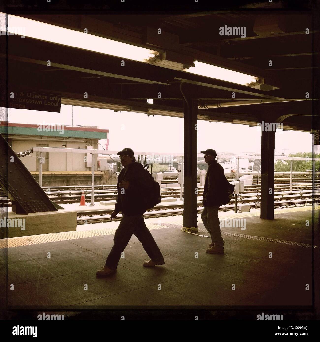 I lavoratori in attesa per il treno a Brooklyn stazione MTA di Smith Street Foto Stock