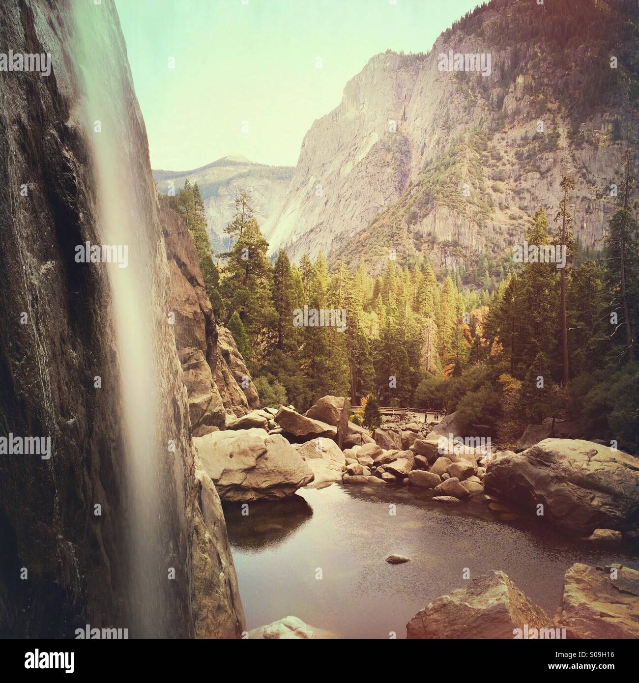 Vista di Yosemite Creek e la base inferiore di Yosemite Falls con un basso flusso di acqua durante la caduta. Il parco nazionale di Yosemite Valley, il Parco Nazionale di Yosemite, Mariposa County, California, Stati Uniti d'America Foto Stock