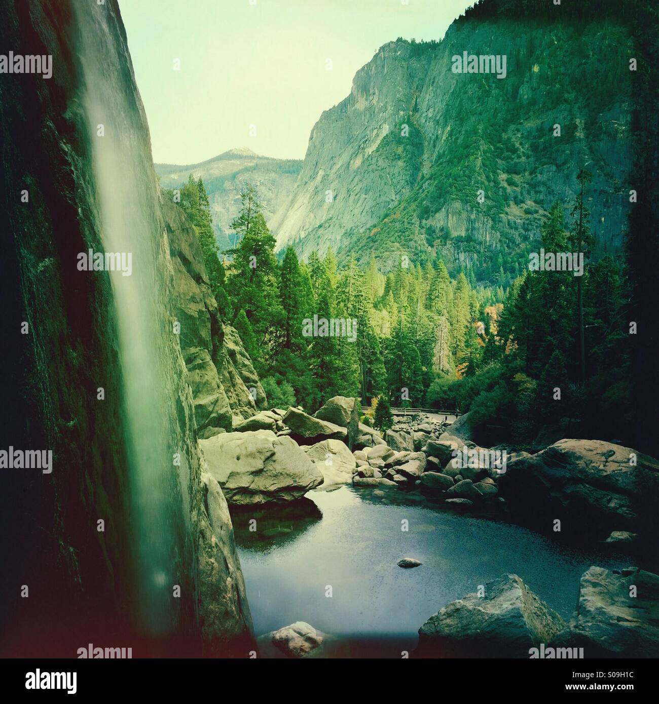 Vista di Yosemite Creek e la base inferiore di Yosemite Falls con un basso flusso di acqua durante la caduta. Il parco nazionale di Yosemite Valley, il Parco Nazionale di Yosemite, Mariposa County, California, Stati Uniti d'America Foto Stock
