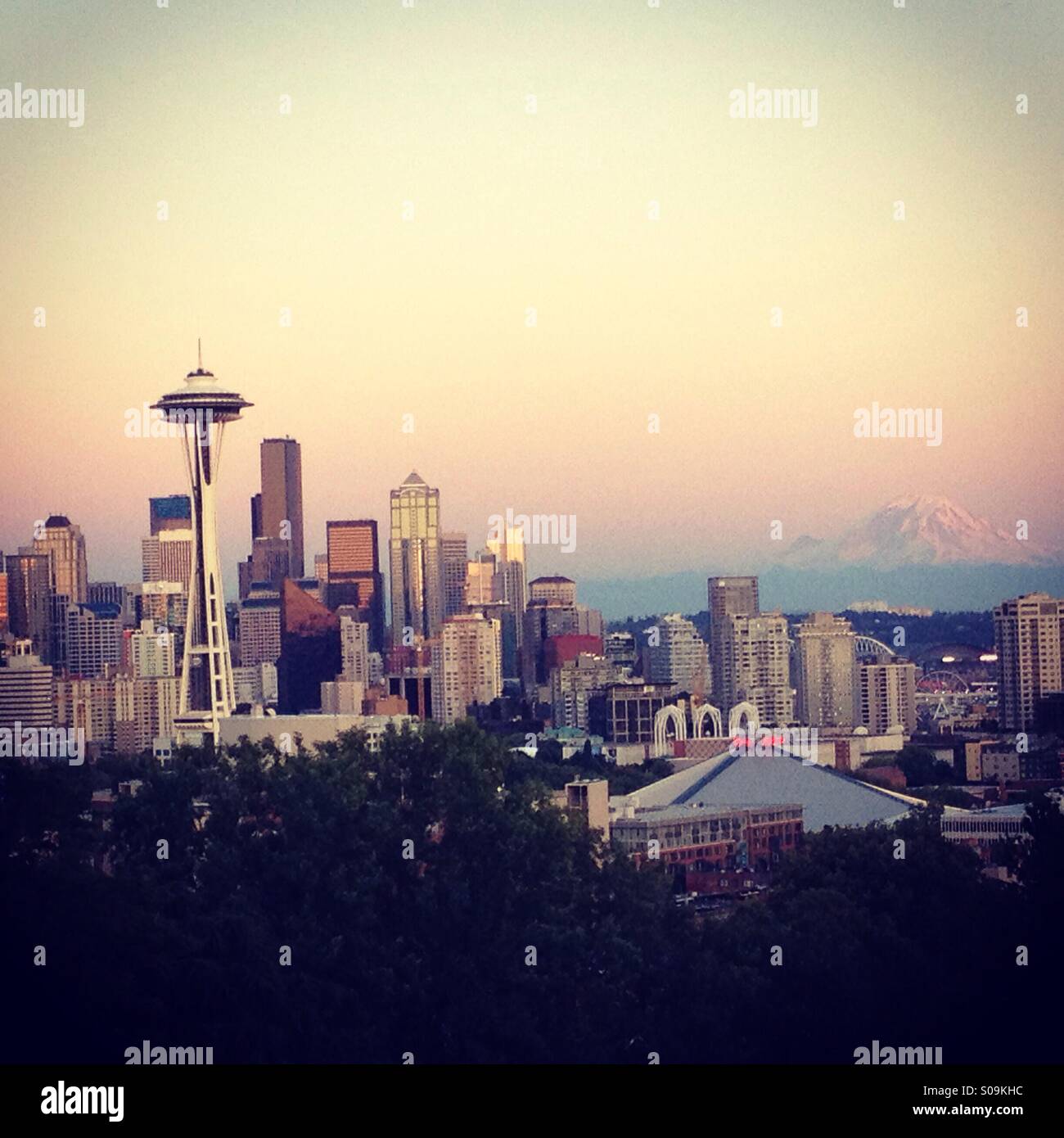 Lo skyline di Seattle con Mt. Rainier al crepuscolo Foto Stock