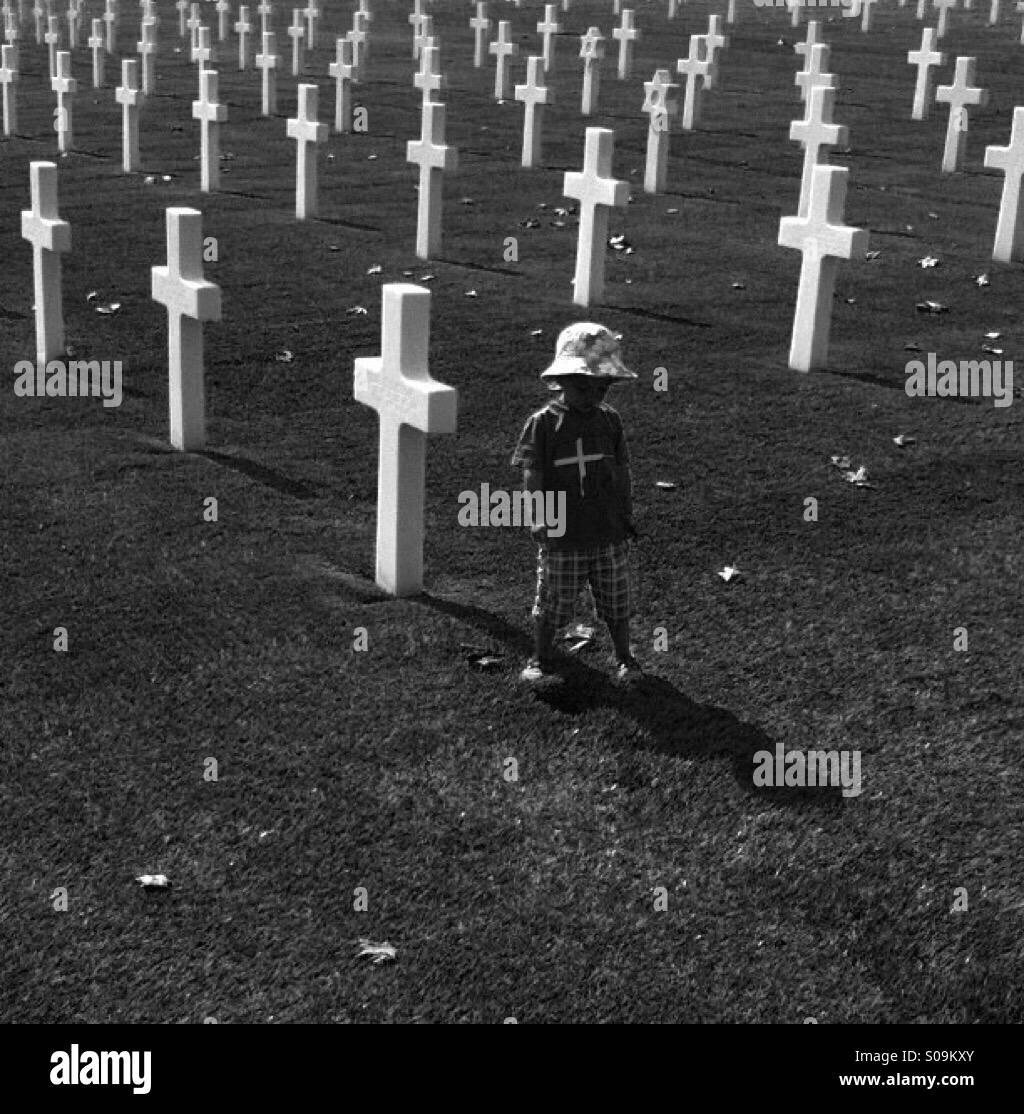 Bambino al cimitero militare Foto Stock