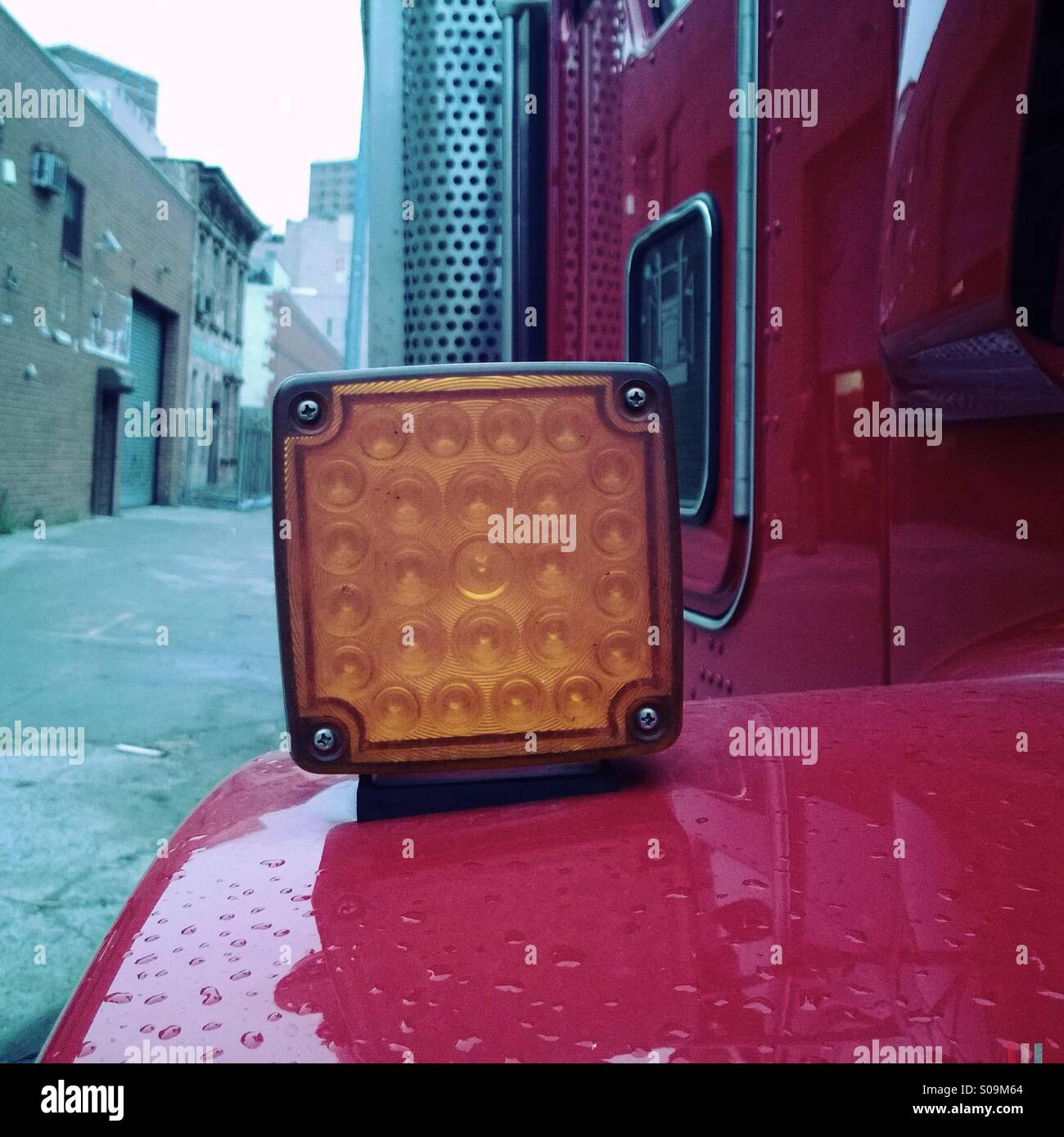 Indicatori di direzione e gli indicatori di direzione di un autocarro parcheggiato in zona industriale di Brooklyn NY Foto Stock