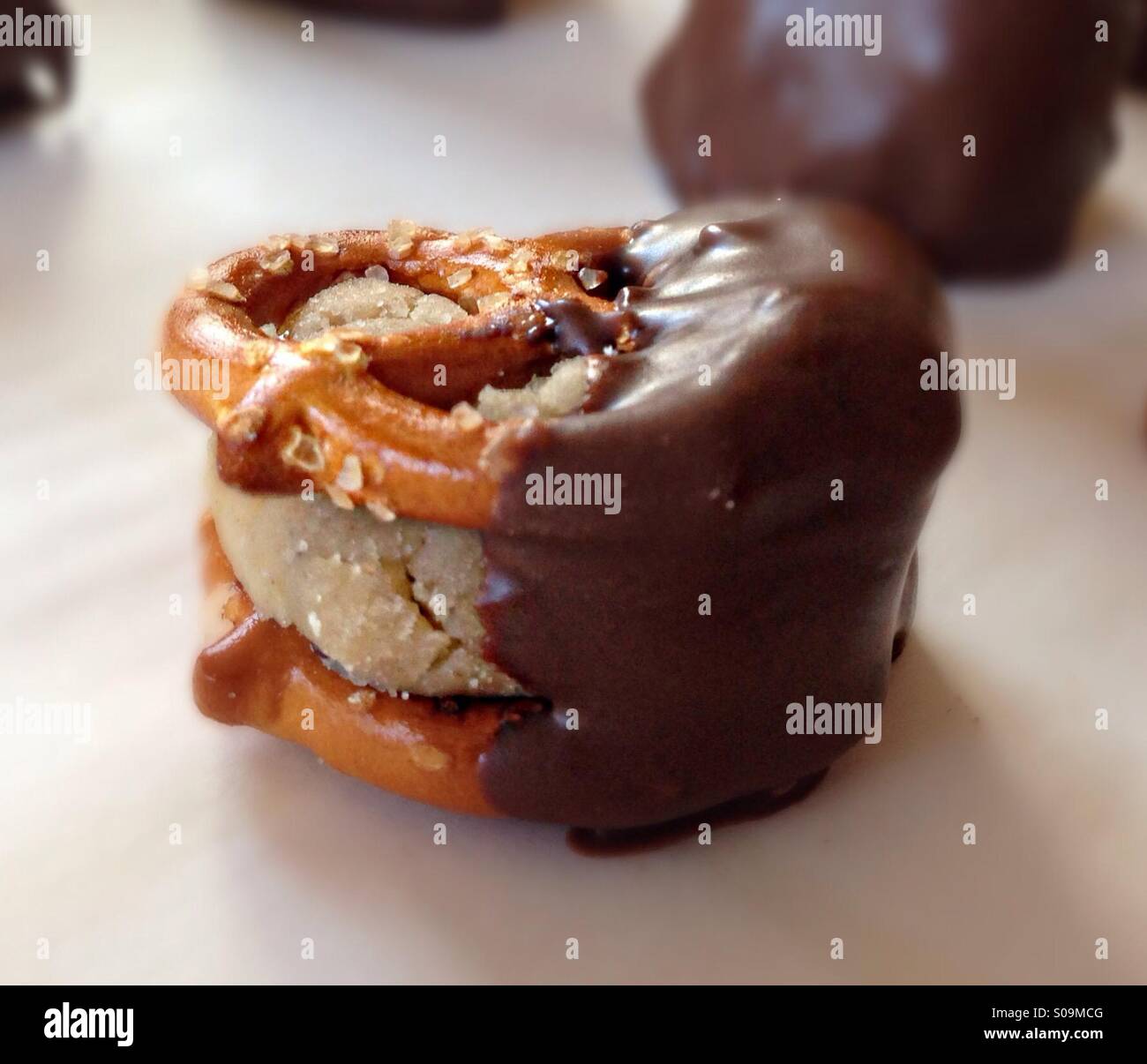 Pasta biscotto, tra salatini, immersi nel cioccolato. Yum! Foto Stock