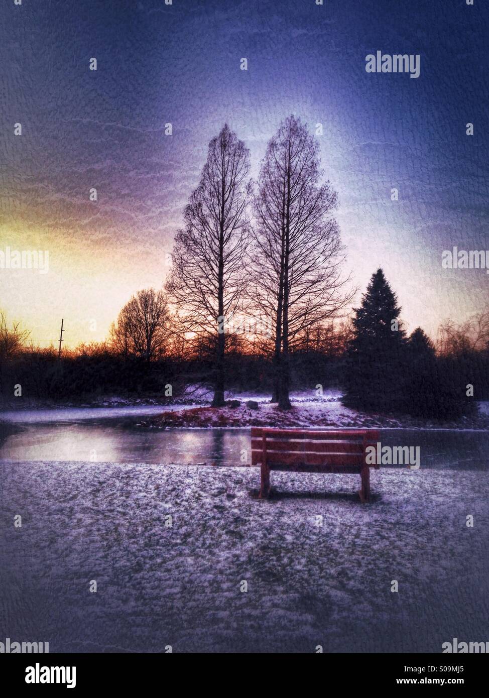 Un posto perfetto per guardare il sunsetting su un lago ghiacciato. - Immagine stock catturata con smartphone