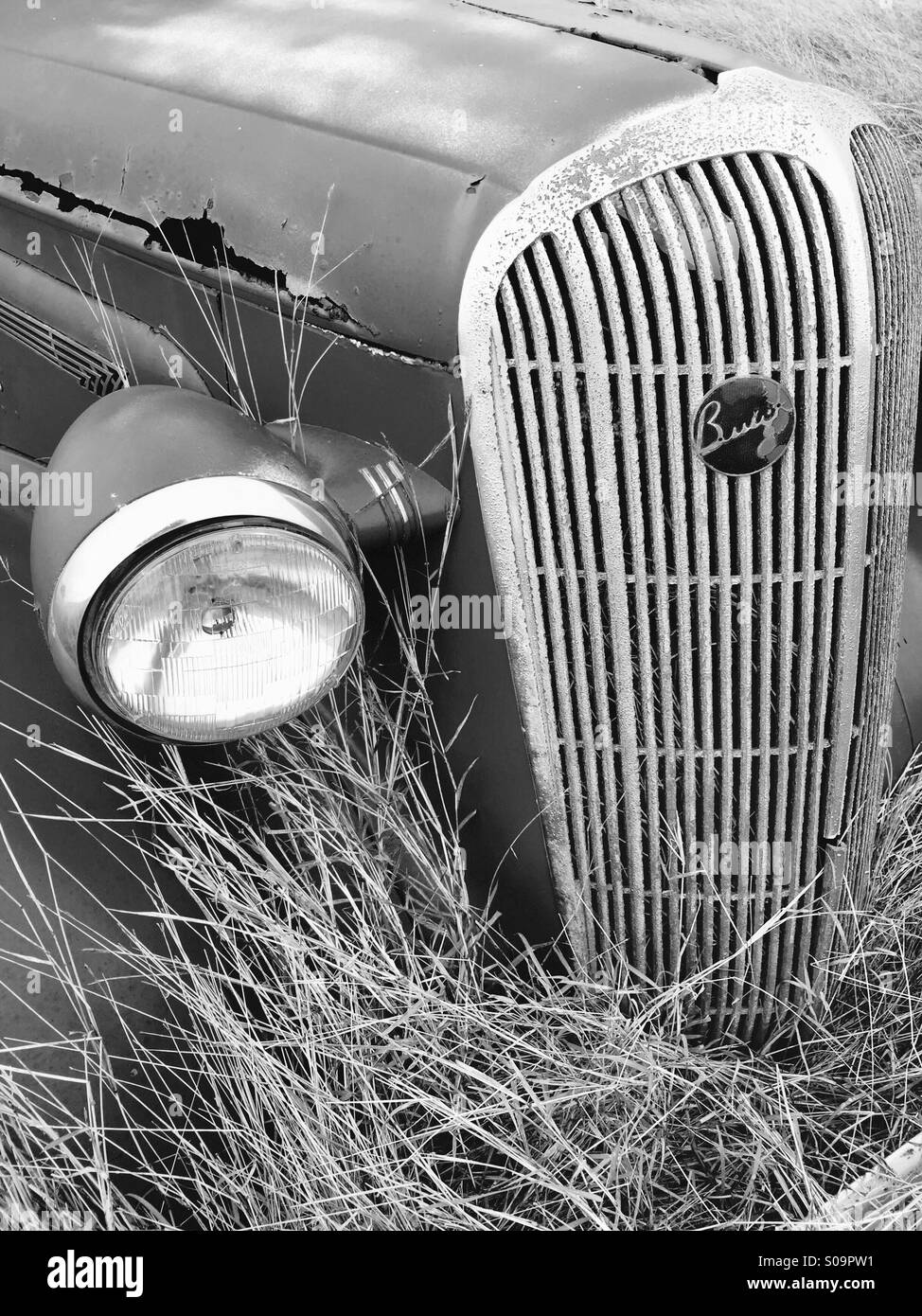 Foto monocromatica di un vecchio rosso Buick auto grill, circa 1930, in bianco e nero Foto Stock