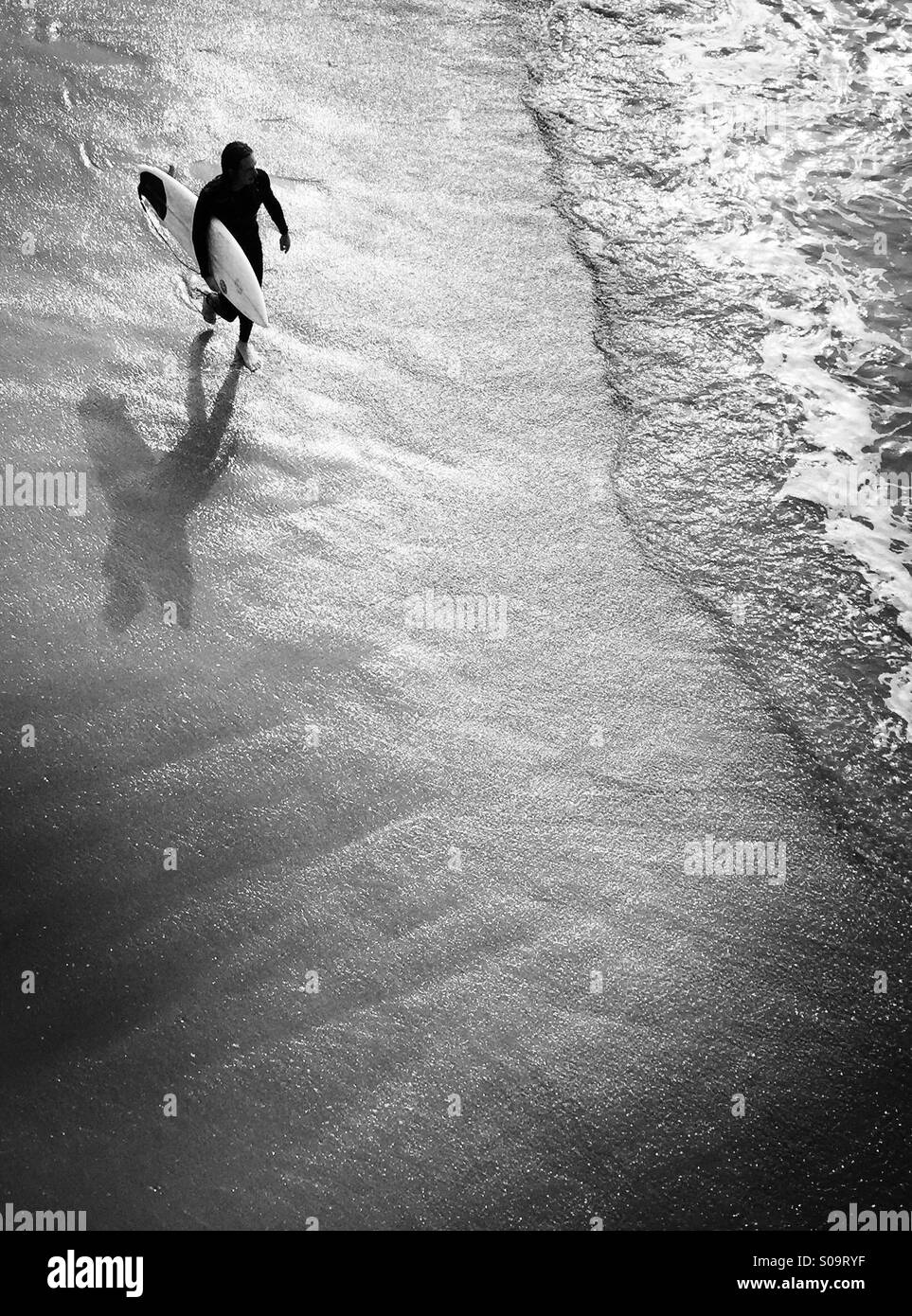 Surfer entra nel surf. Manhattan Beach, California, Stati Uniti d'America. Foto Stock