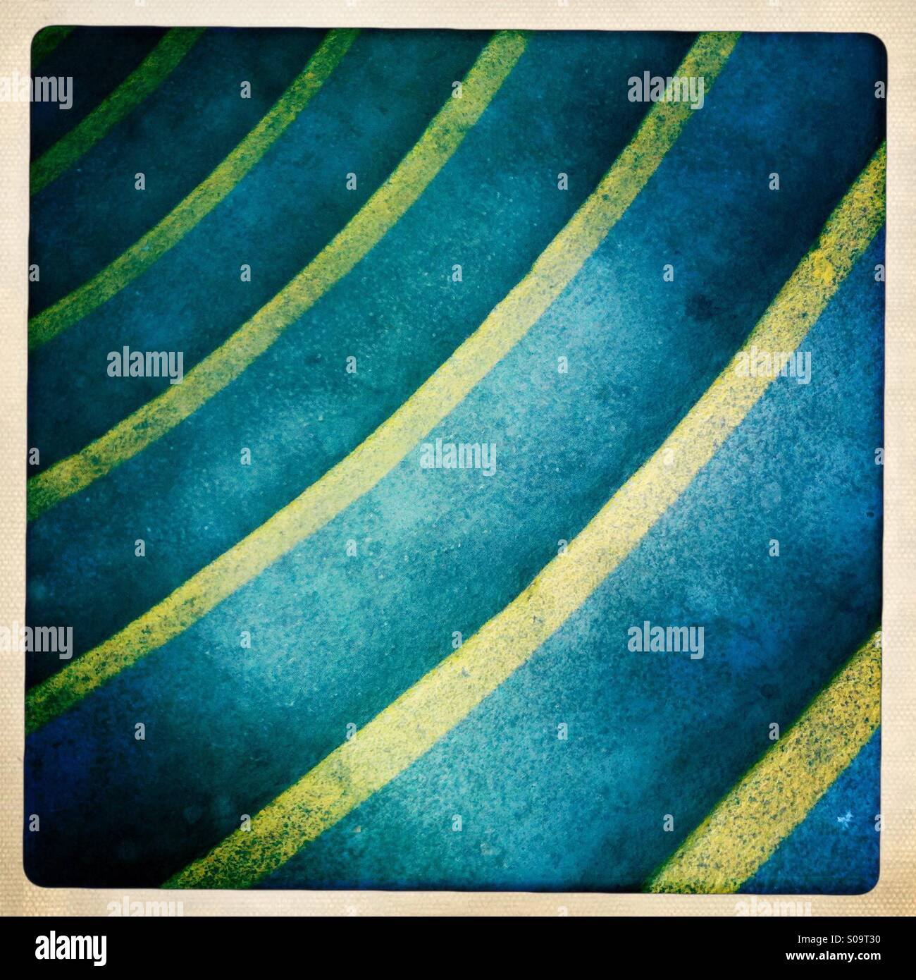 Curvato verniciato giallo linee sul marciapiede Foto Stock