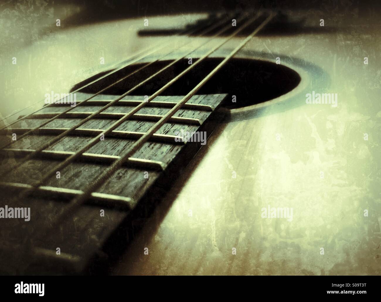 Close-up di corde in metallo su una chitarra classica Foto stock - Alamy