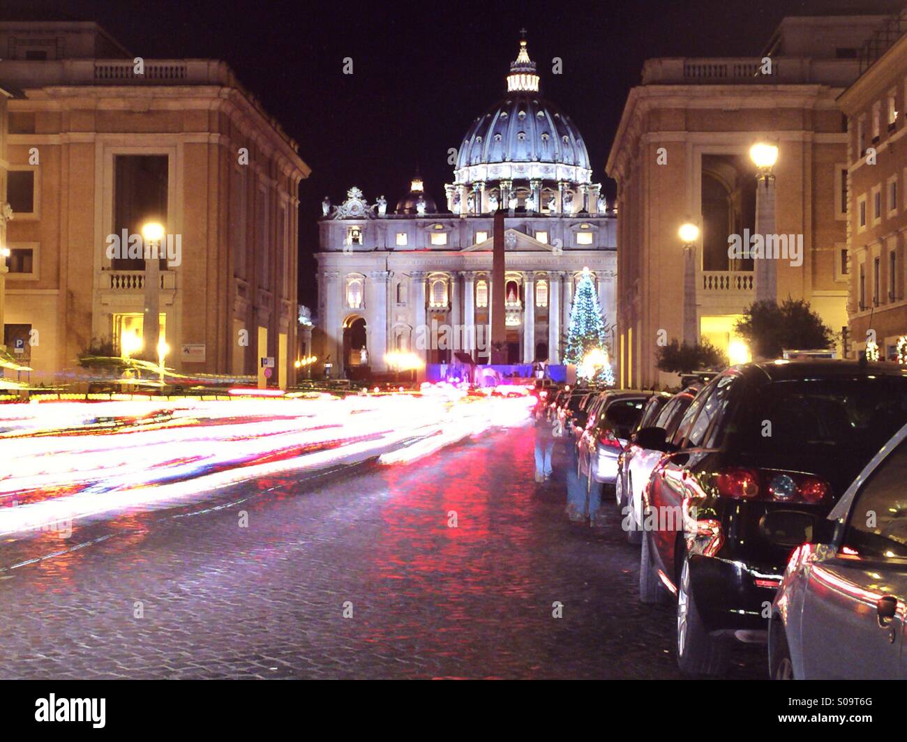 Una vista su Via della Conciliazione, il Natale di Roma, Basilica di San Pietro Foto Stock