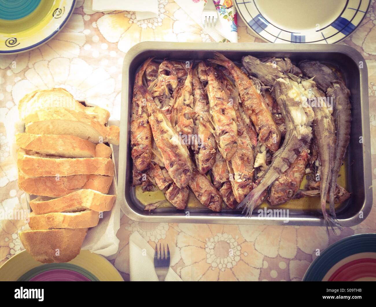 Pesce al forno in una casseruola sul tavolo Foto Stock