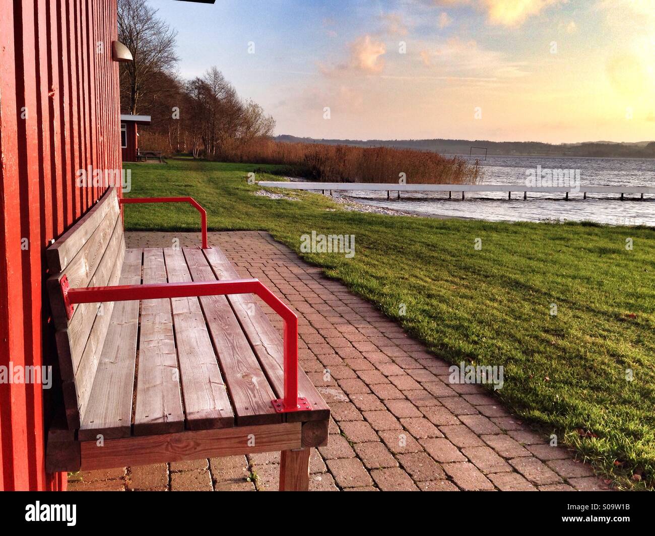 Paesaggio scandinavo, panca di legno con vista sul lago al centro della penisola dello Jutland, in Skanderborg, Danimarca Foto Stock