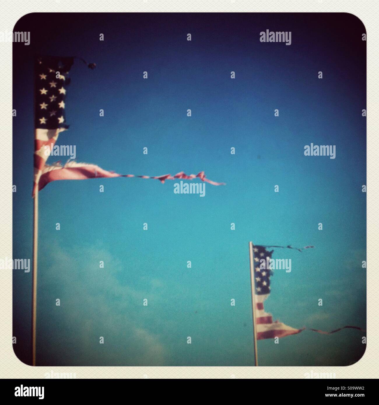 Due rovinato USA a stelle e strisce bandiere al vento - Immagine stock catturata con smartphone