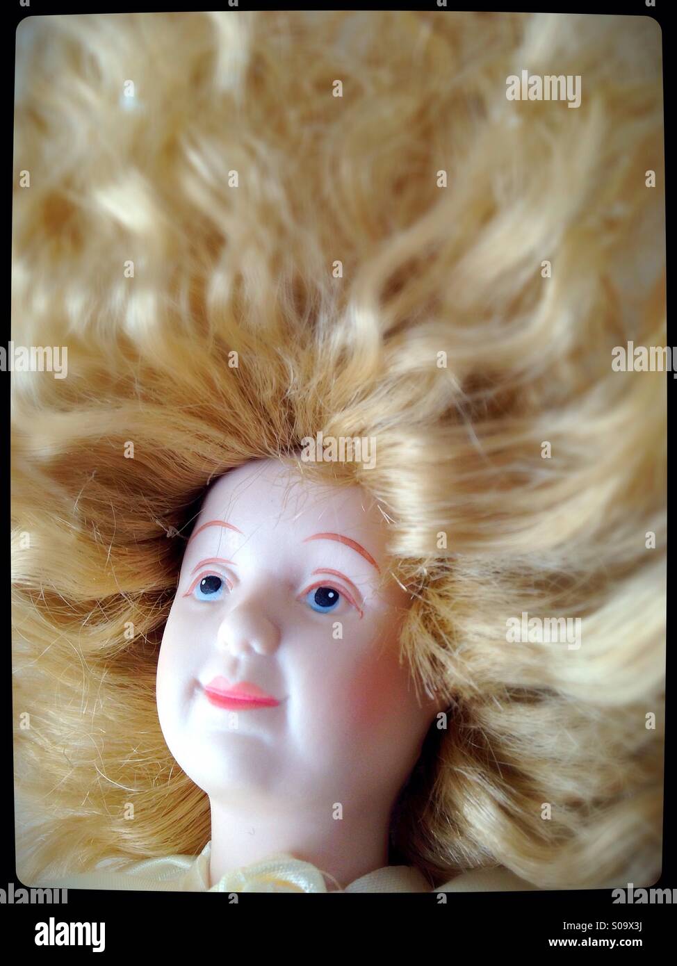 Una bambola con spessi capelli biondi. Foto Stock