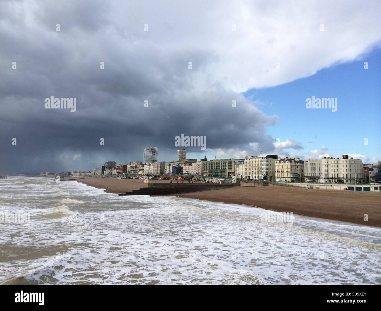 Tempesta imminente Brighton Seafront. Foto Stock