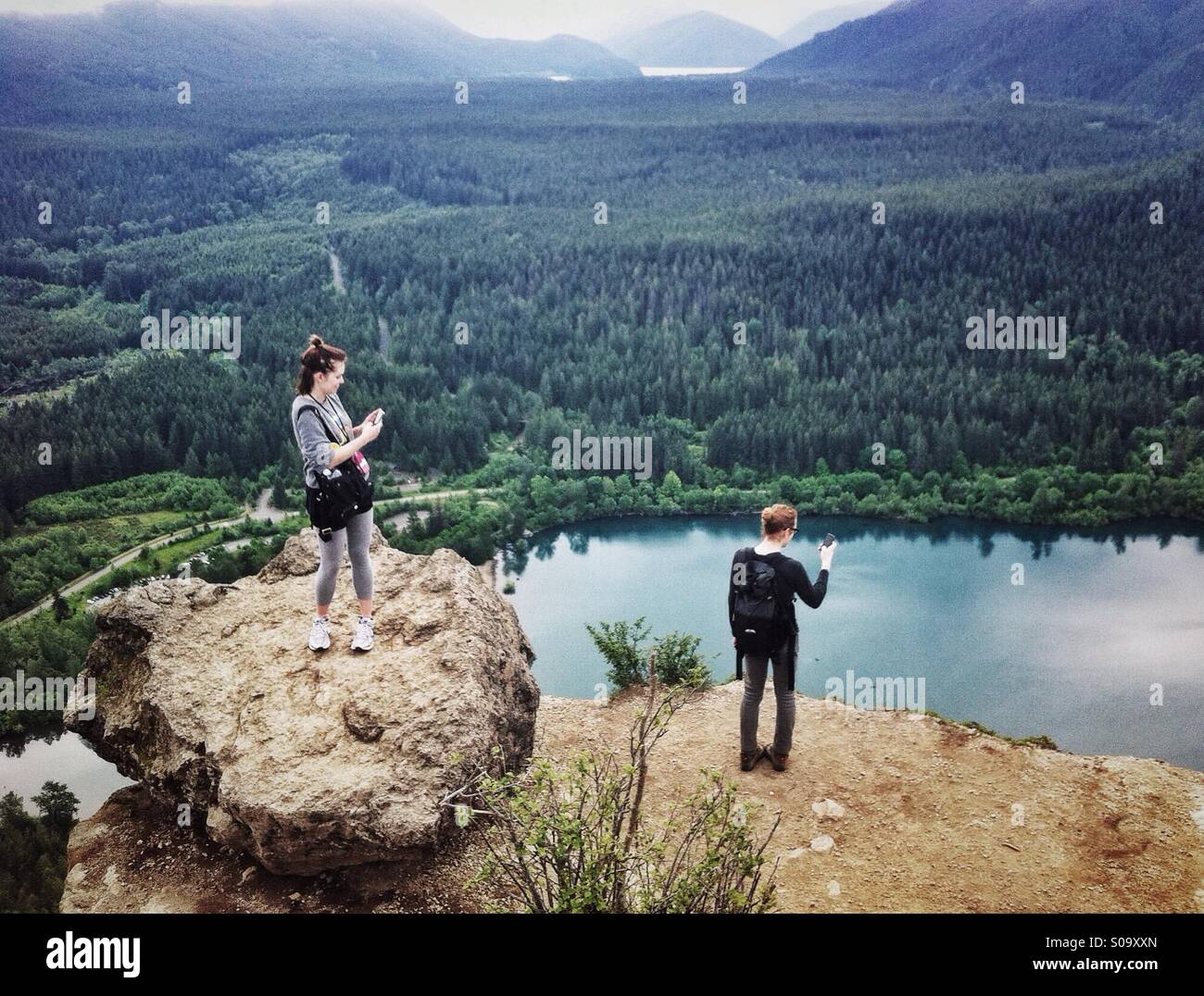 Gli escursionisti in cima alla montagna di scattare le foto con gli smartphone Foto Stock