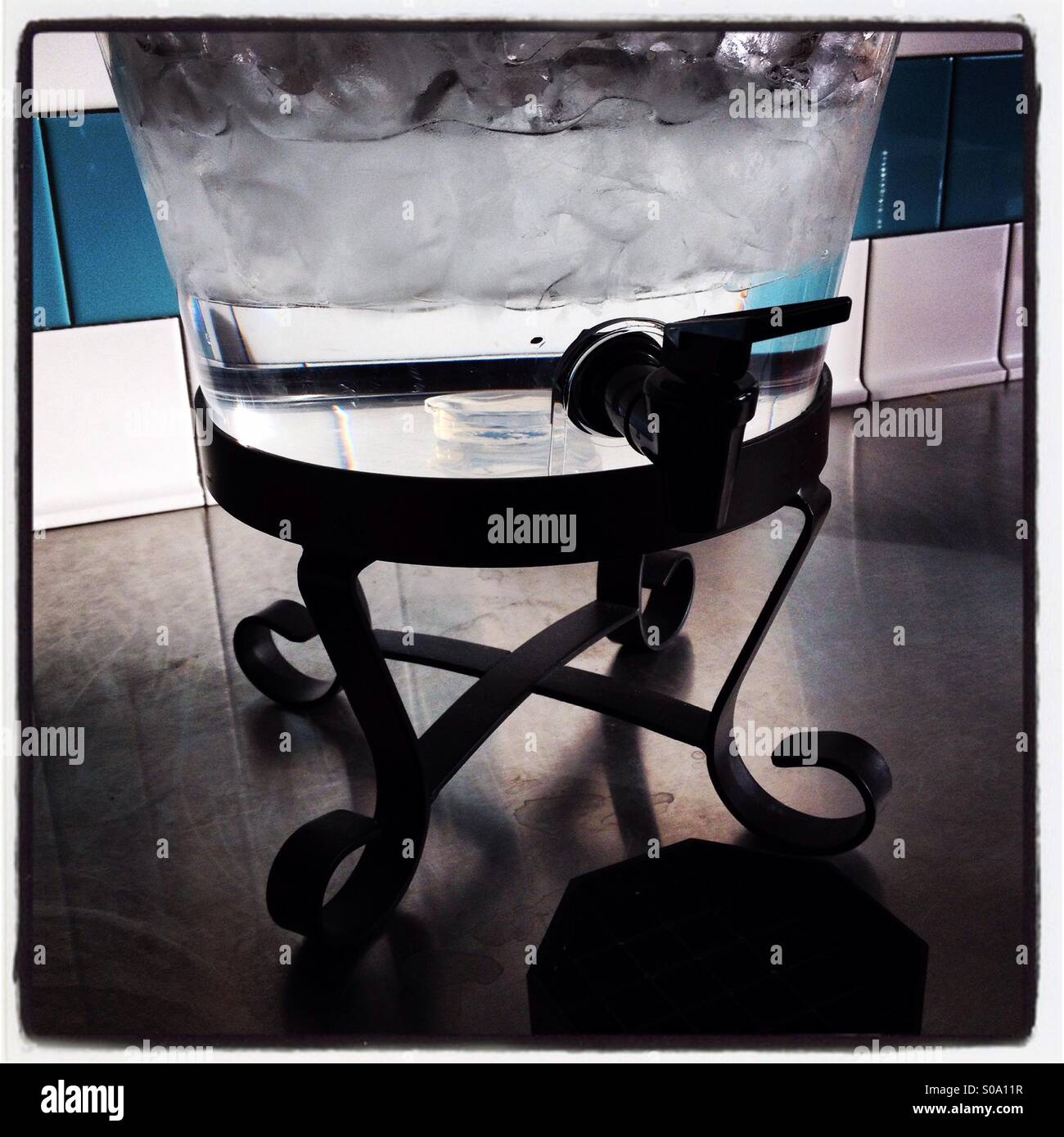 Acqua e ghiaccio in un'urna erogatore. Foto Stock